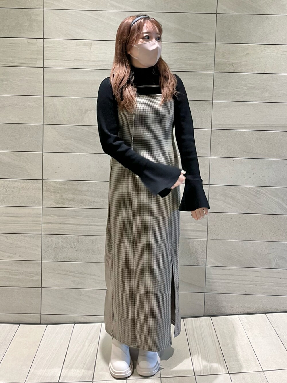 「キャミワンピ、スリット、ワンピース、チェック、スリットスカート、袖コンシャス、フレアスリーブ、タイトスカート、one after another NICE CLAUP、ナイスクラップ、ブラック、ハイネック、キレイめ、デートスタイル（WOMEN）、デート」｜「one after another NICE CLAUPの【新色追加】Iラインスリットキャミワンピース（ワンピース、ブラウン系）」を使った、たじさん（レディース・156cm）の秋コーディネートの3枚目の写真
