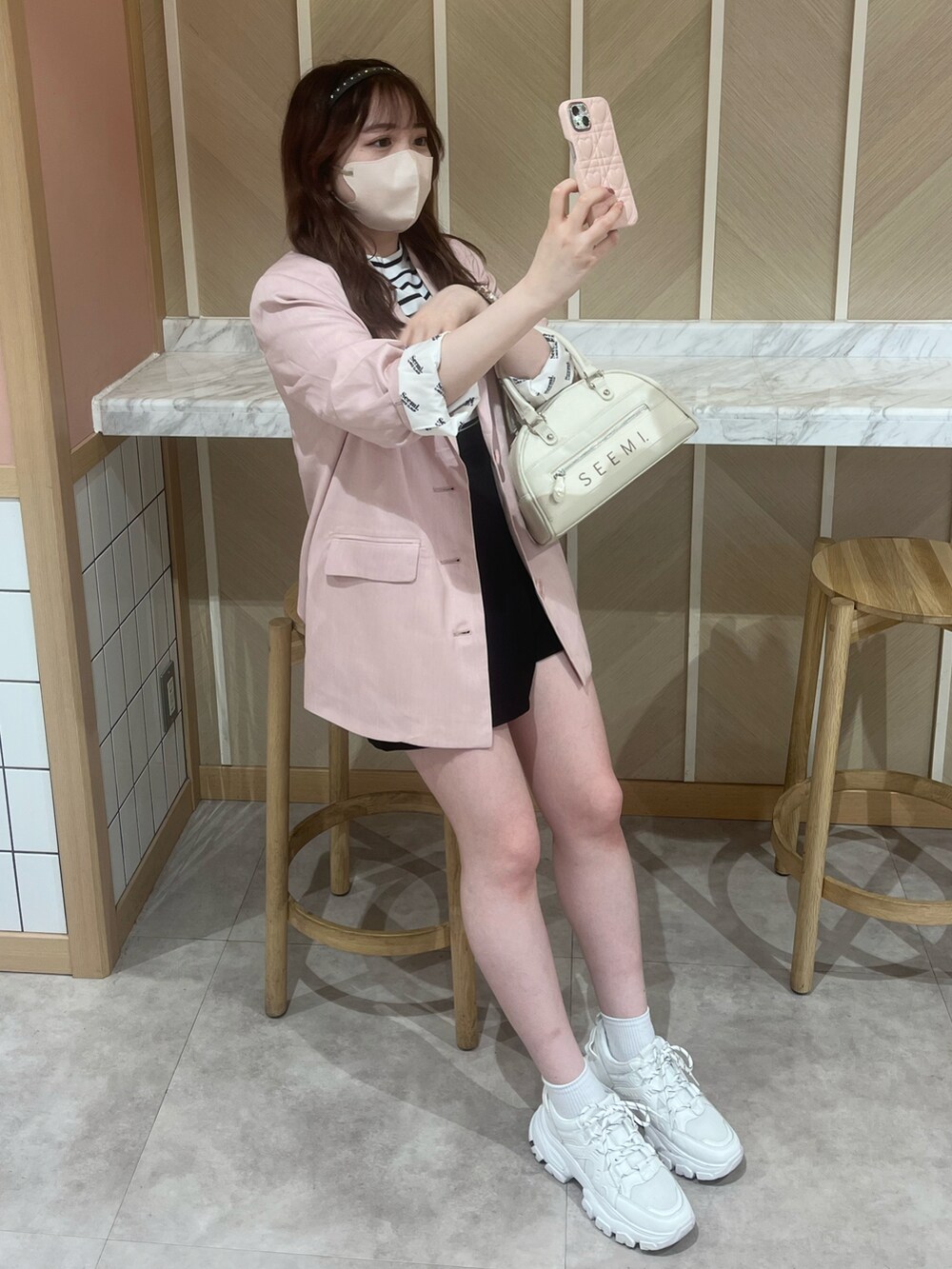 「オトナ女子、テーラードジャケット、ジャケット、ピンク、モノトーン、シンプルコーデ、オトナカワイイ、ガーリー、きれいめカジュアル、ボーダー、Tシャツ、スニーカー、one after another NICE CLAUP、ナイスクラップ、ミニスカート」｜「one after another NICE CLAUPのJOLIE ワンポイントロゴ刺繍T（Tシャツ/カットソー、ホワイト系）」を使った、たじさん（レディース・156cm）の春コーディネートの5枚目の写真