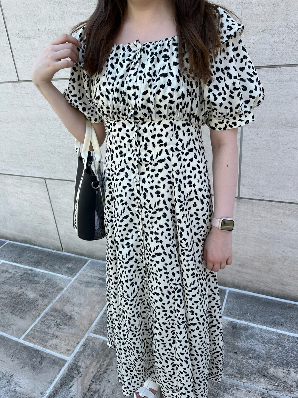 ホワイト系のワンピース、ホワイト系のサンダルを着用したレディースの夏コーディネートの5枚目の写真