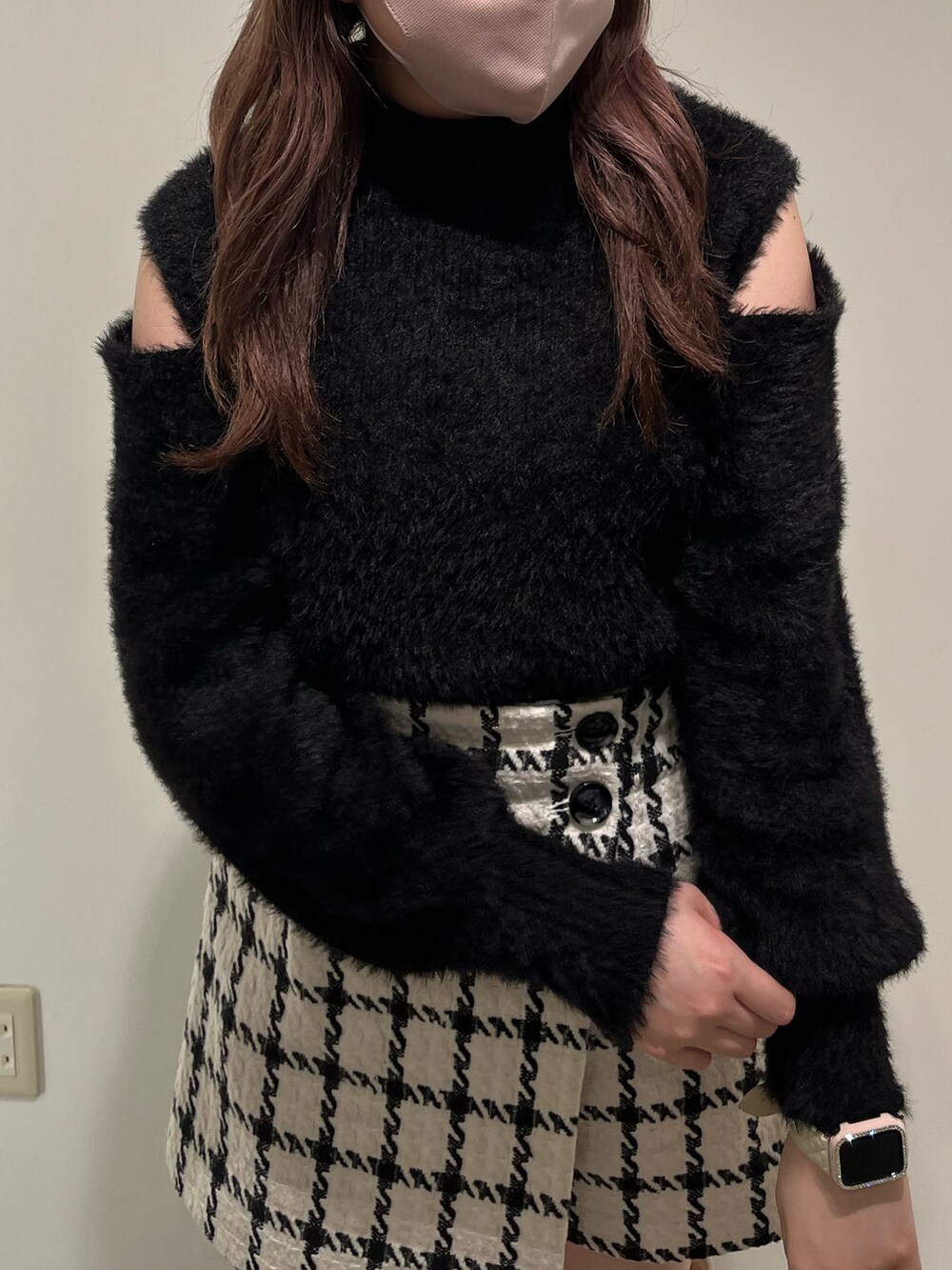 「大人ガーリー、モノトーン、ガーリー、ロングブーツ、ショートパンツ、肩あき、フェザー、キレイめ、one after another NICE CLAUP、ナイスクラップ、ツイード、骨格ストレート、ニットコーデ、ブラックコーデ、標準身長」｜「one after another NICE CLAUPの肩あきマルチウェイフェザーニット（ニット/セーター、ブラック系）」を使った、たじさん（レディース・156cm）の秋コーディネートの4枚目の写真