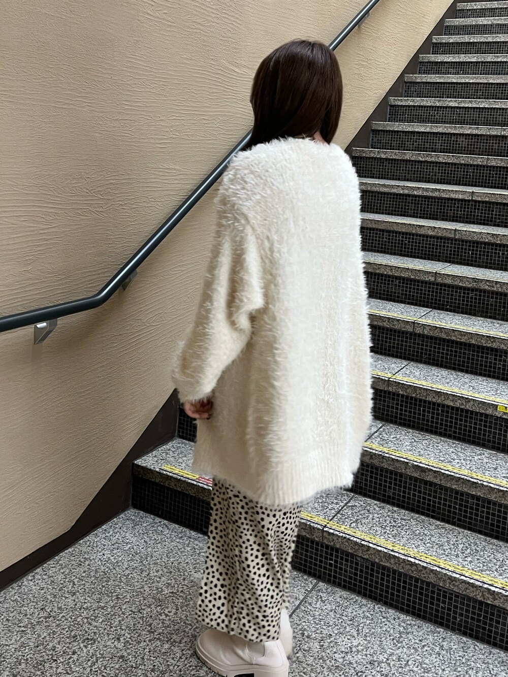 「秋服、オトナ女子、秋色コーデ、ワンピース、キャミワンピ、スリット、ダルメシアン柄、カーディガン、サイドゴアブーツ、フェザー、モノトーン、骨格ストレート、ナイスクラップ、one after another NICE CLAUP、nice claup」|「one after another NICE CLAUPのロゴモチーフエンボスミニバック(ショルダーバッグ、ブラック系)」を使った、たじさん(レディース・156cm)の秋コーディネートの5枚目の写真