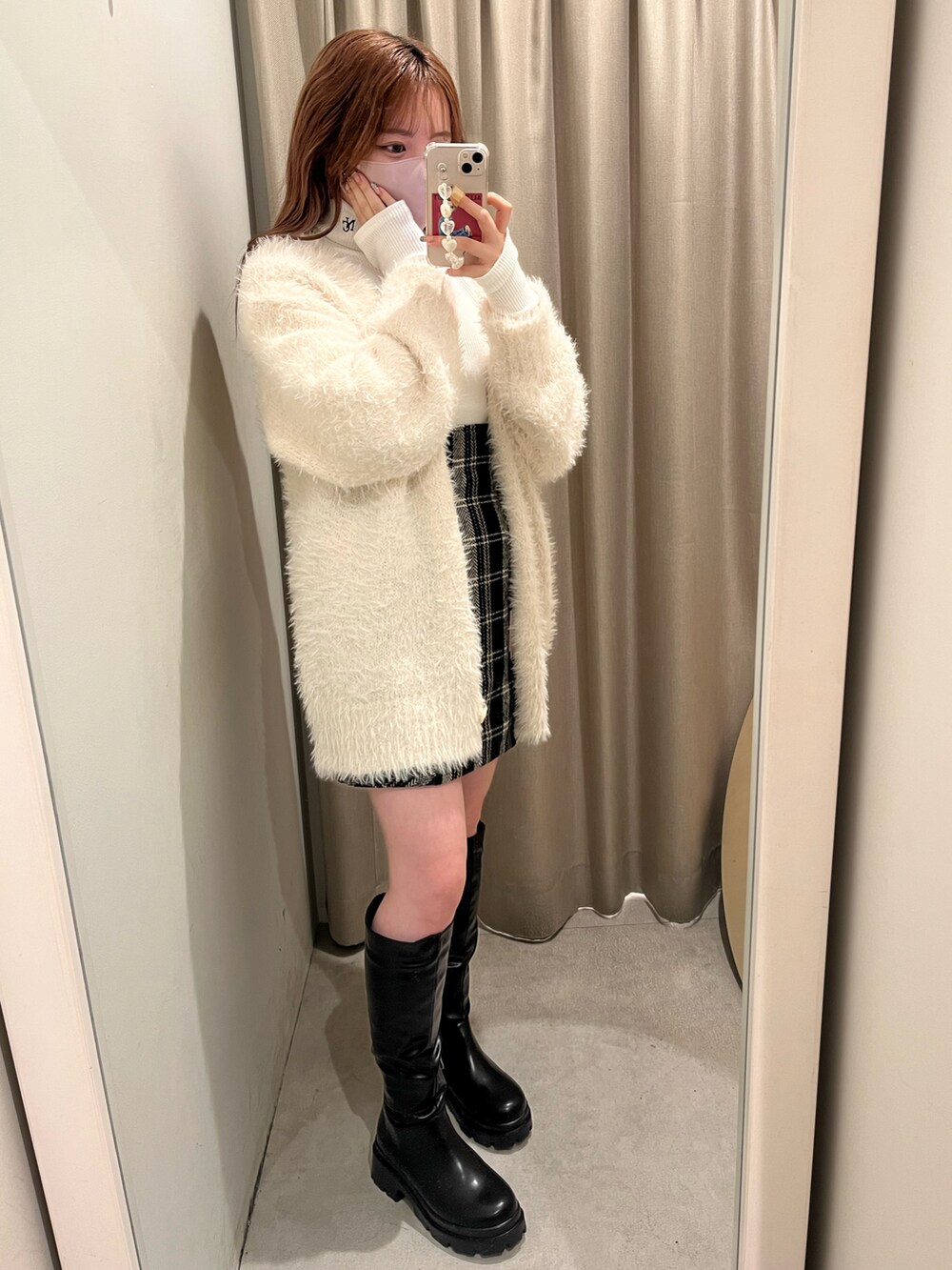 「秋コーデ、オトナカワイイ、ガーリー、チェック、チェックスカート、フェザー、ロングカーディガン、カーディガン、ロングブーツ、ミニスカート、one after another NICE CLAUP、モノトーン、骨格ストレート、ブーツ」｜「one after another NICE CLAUPのタンク底ロングブーツ（ブーツ、ブラック系）」を使った、たじさん（レディース・156cm）の秋コーディネートの2枚目の写真