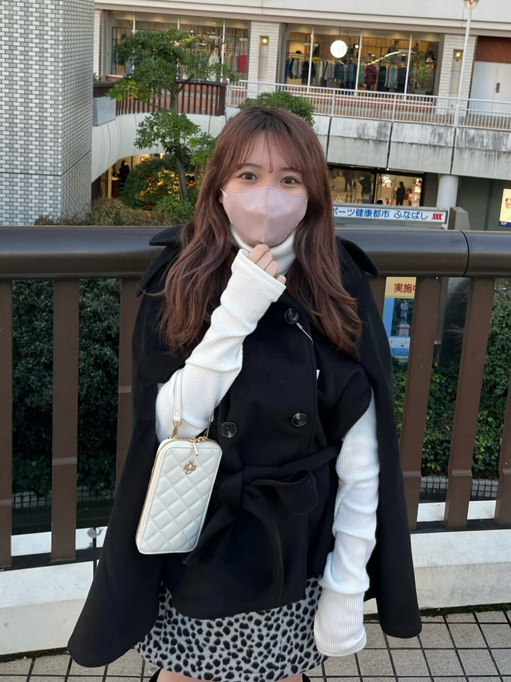 「モノトーン、ミニスカート、レオパード、ポンチョ、タートルネック、ロングブーツ、one after another NICE CLAUP、ナイスクラップ、ハイネック、コンバース、オトナカワイイ、ガーリー、骨格ストレート、標準身長、キレイめ」｜「one after another NICE CLAUPのトレンドのスタイリング。マルチWAYポンチョコート（ポンチョ、ブラック系）」を使った、たじさん（レディース・156cm）の秋コーディネートの3枚目の写真