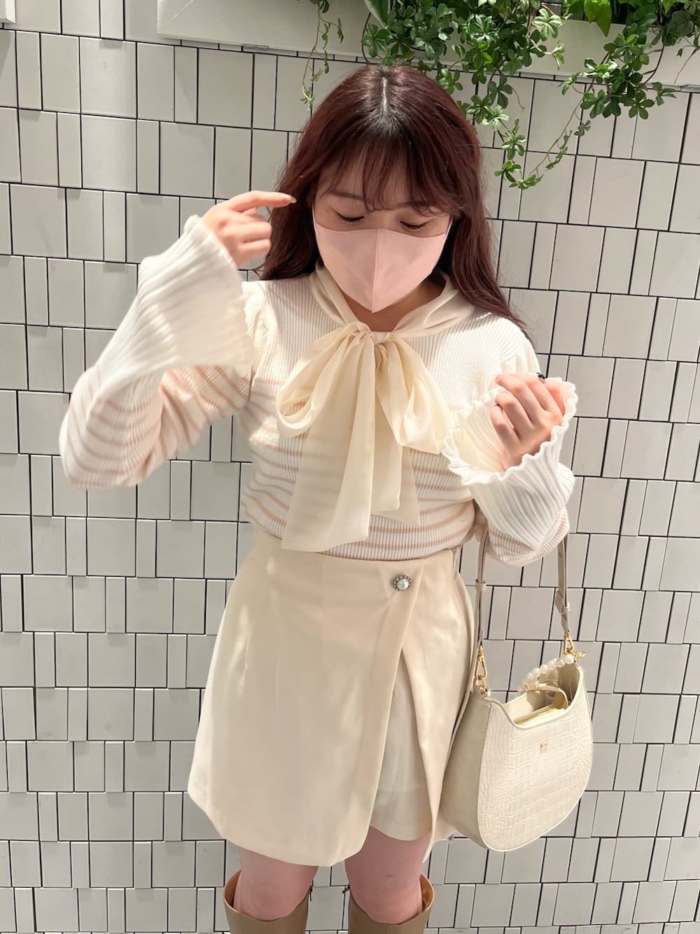 「ボウタイ、春カラー、ボーダー、春コーデ、ワントーンコーデ、ピンク、ガーリー、ミニスカート、one after another NICE CLAUP、ナイスクラップ、キレイめ、淡色コーデ、骨格ストレート、標準身長、フレンチガーリー」｜「one after another NICE CLAUPのビジューボタンスカパン　2023SS（その他パンツ、ホワイト系）」を使った、たじさん（レディース・156cm）の冬コーディネートの3枚目の写真