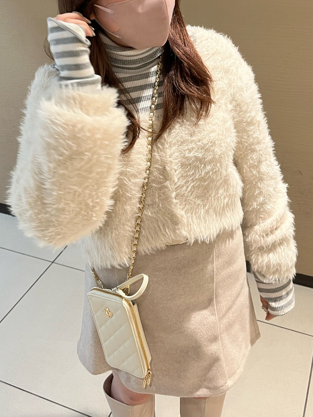 「one after another NICE CLAUP、ナイスクラップ、カーディガン、フェザー、白ニット、ミニスカート、ロングブーツ、ワントーンコーデ、タートルネック、ボーダー、ガーリー、標準身長、骨格ストレート、淡色コーデ、秋冬コーデ」|「one after another NICE CLAUPのあざと可愛い。ふわふわショートフェザーカーディガン(カーディガン/ボレロ、ホワイト系)」を使った、たじさん(レディース・156cm)の秋コーディネートの3枚目の写真