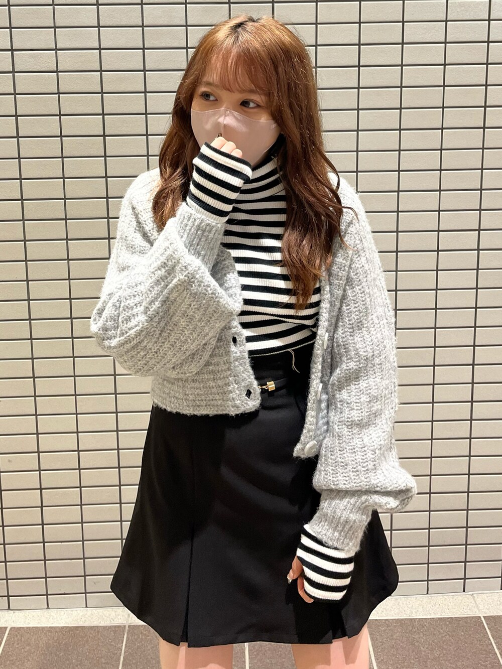 「秋のコーデ、大人ガーリー、ショートブーツ、ボリューム袖、レイヤードスタイル、カーディガン、タートルネック、ハイネック、モノトーン、ボーダー、ミニスカート、ガーリー、骨格ストレート、one after another NICE CLAUP、ナイスクラップ」｜「one after another NICE CLAUPのスタイリングをアップデートする。NCイニシャルハイネックトップス（Tシャツ/カットソー、ブラック系）」を使った、たじさん（レディース・156cm）の秋コーディネートの3枚目の写真