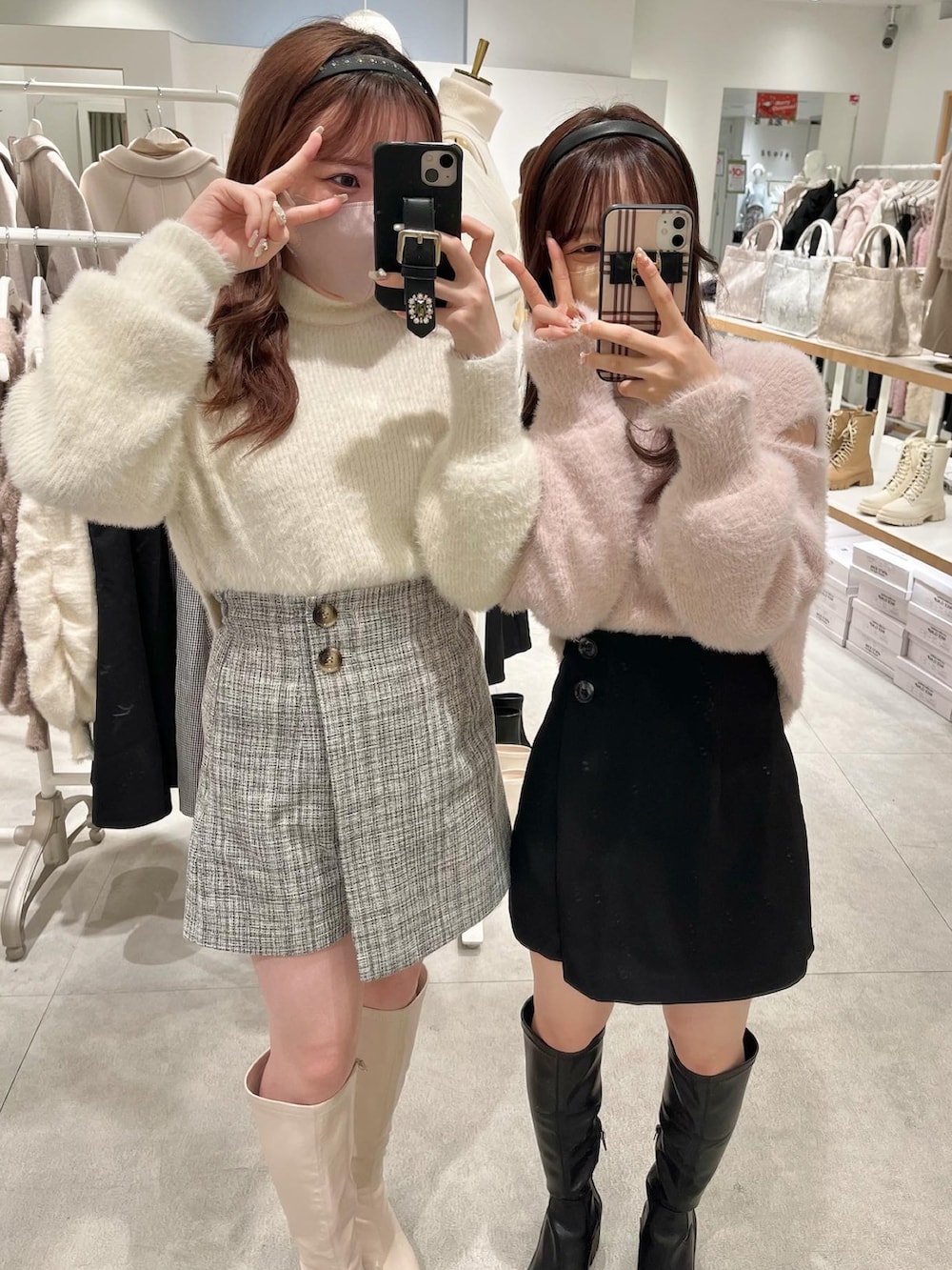 「one after another NICE CLAUP、ナイスクラップ、ガーリーコーデ、肩あき、ニット、ツイード、ミニスカート、ロングブーツ、ショートパンツ、ピンクニット、低身長コーデ、標準身長、骨格ストレート、双子コーデ、シミラールック」|「one after another NICE CLAUPの肩あきマルチウェイフェザーニット(ニット/セーター、ホワイト系)」を使った、たじさん(レディース・156cm)の秋コーディネートの3枚目の写真