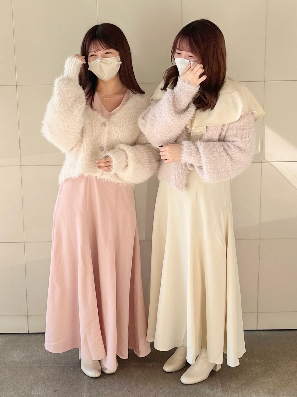 「one after another NICE CLAUP、ナイスクラップ、ワンピース、ワントーンコーデ、カーディガン、ふたごコーデ、シミラールック、キレイめ、春コーデ、カラーコーデ、淡色コーデ、ロングワンピース、大人ガーリー、ガーリー、低身長」|「one after another NICE CLAUPのキラキラボタンフェザーカーディガン 2023SS(カーディガン/ボレロ、ホワイト系)」を使った、たじさん(レディース・156cm)の冬コーディネートの2枚目の写真