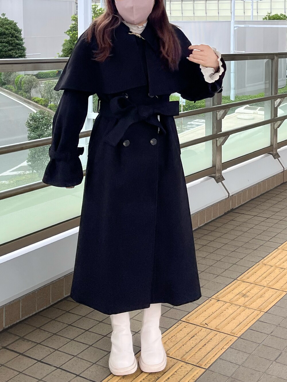 「秋コーデ、コート、ケープ、アウター、秋冬コーデ、モノトーン、ロングコート、オトナカワイイ、大人かわいい、モノトーンコーデ、キレイめコーデ、nice claup、one after another NICE CLAUP、ナイスクラップ、標準身長」｜「one after another NICE CLAUPの大人可愛い。ケープ付きロングステンカラーコート（ステンカラーコート、ブラック系）」を使った、たじさん（レディース・156cm）の秋コーディネートの2枚目の写真