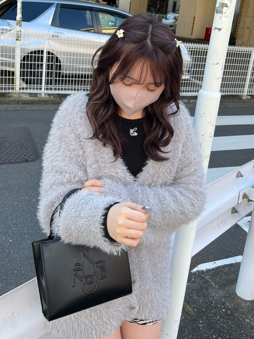 「秋コーデ、オトナ女子、ゆるコーデ、カーディガン、ニットカーディガン、フェザー、モノトーン、ショートパンツ、ロングブーツ、ゼブラ柄、ガーリー、one after another NICE CLAUP、ナイスクラップ、グレー、ロングカーディガン」｜「one after another NICE CLAUPのシンプルにもフェミニンにもあざと可愛い。ロングフェザーカーディガン（カーディガン/ボレロ、グレー系）」を使った、たじさん（レディース・156cm）の秋コーディネートの3枚目の写真
