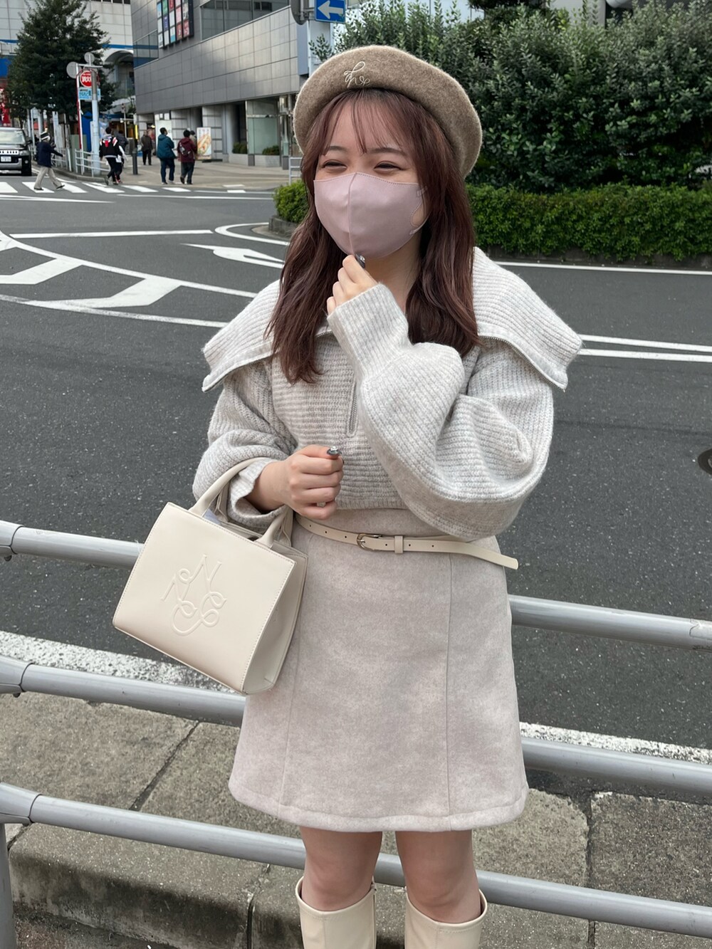 「ベレー帽、セーラーカラー、ニット、ワントーンコーデ、ホワイト、ミニスカート、ロングブーツ、ガーリー、one after another NICE CLAUP、ナイスクラップ、骨格ストレート、オールホワイト、淡色コーデ、キレイめ、標準身長」|「one after another NICE CLAUPの今年のスタイリングにマストアイテム!ロングブーツ(ブーツ、ホワイト系)」を使った、たじさん(レディース・156cm)の秋コーディネートの3枚目の写真