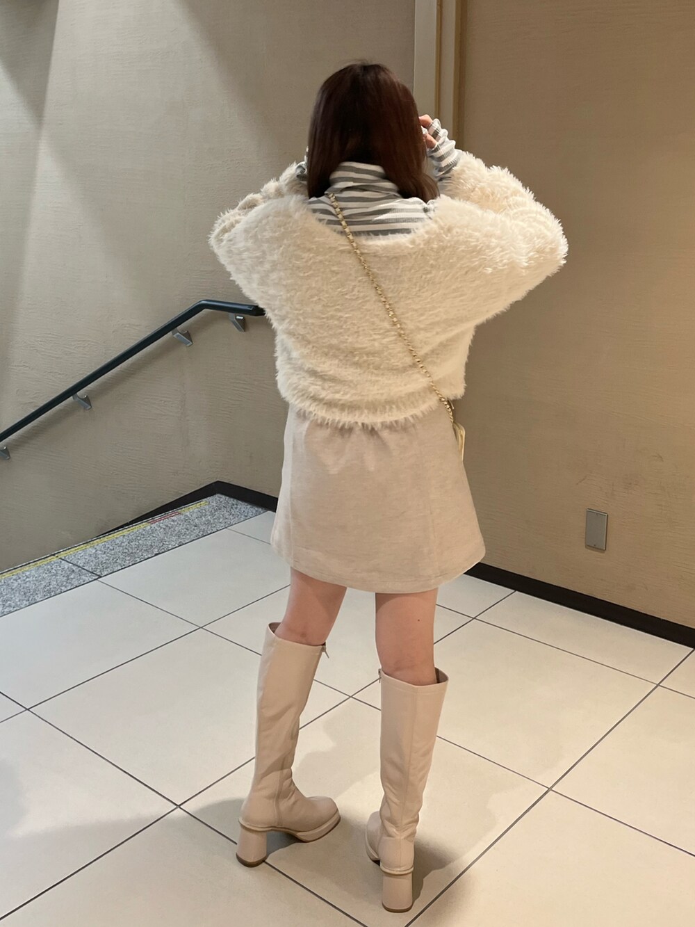 「one after another NICE CLAUP、ナイスクラップ、カーディガン、フェザー、白ニット、ミニスカート、ロングブーツ、ワントーンコーデ、タートルネック、ボーダー、ガーリー、標準身長、骨格ストレート、淡色コーデ、秋冬コーデ」|「one after another NICE CLAUPのあざと可愛い。ふわふわショートフェザーカーディガン(カーディガン/ボレロ、ホワイト系)」を使った、たじさん(レディース・156cm)の秋コーディネートの5枚目の写真