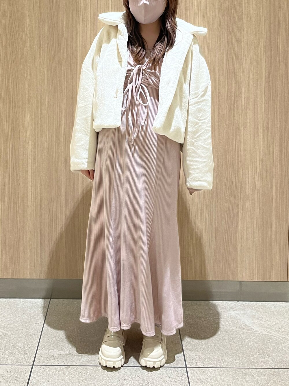 「秋服、秋服コーデ、カラーコーデ、ピンク、ワンピース、ロングワンピース、キャミワンピ、キレイめ、ベロア、ファーコート、nice claup、one after another NICE CLAUP、ナイスクラップ、ガーリー、骨格ストレート」｜「one after another NICE CLAUPの1着で着回し広がる。マルチWAYセットワンピース（ワンピース、ピンク系）」を使った、たじさん（レディース・156cm）の秋コーディネートの2枚目の写真