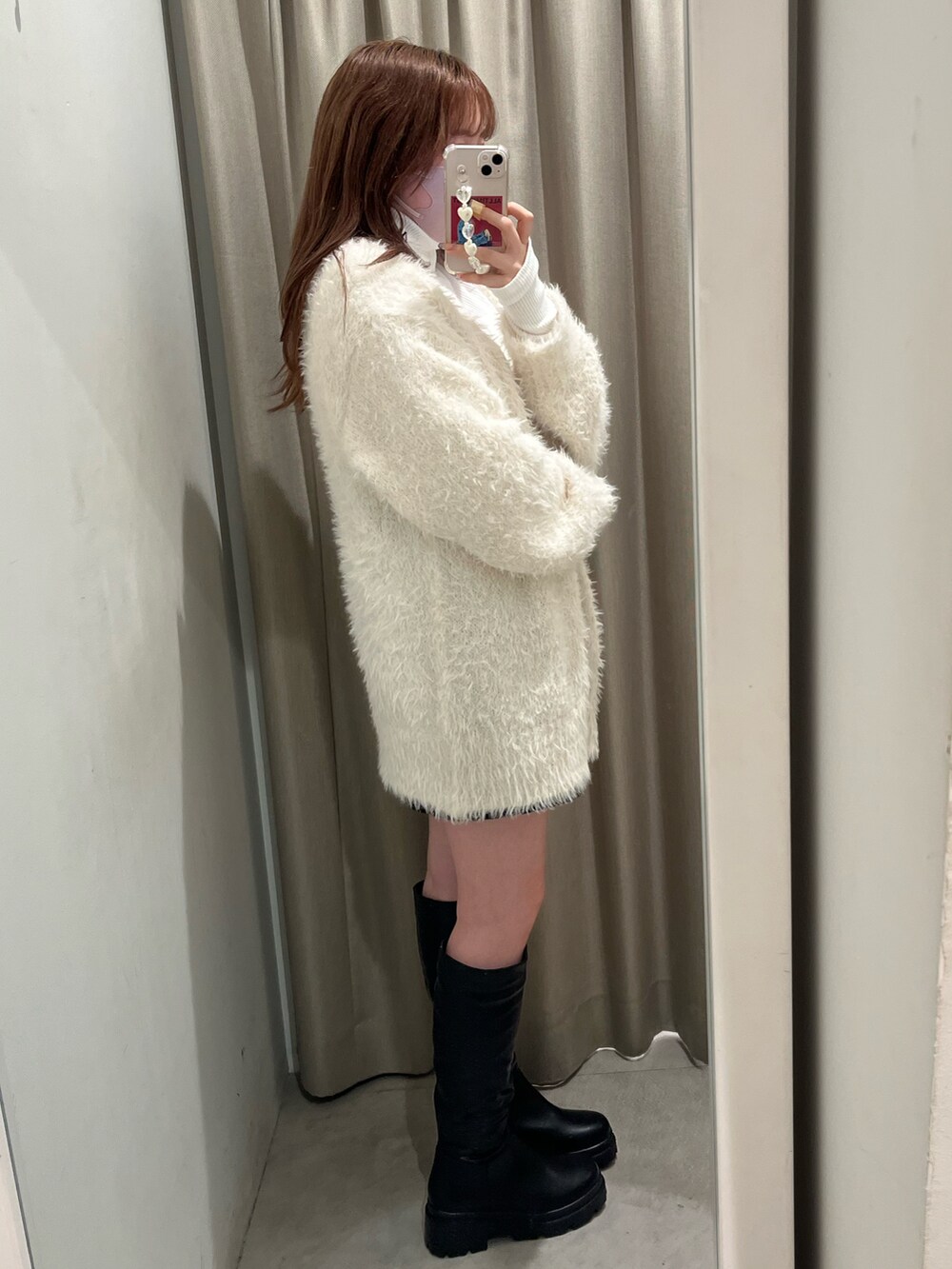 「秋コーデ、オトナカワイイ、ガーリー、チェック、チェックスカート、フェザー、ロングカーディガン、カーディガン、ロングブーツ、ミニスカート、one after another NICE CLAUP、モノトーン、骨格ストレート、ブーツ」｜「one after another NICE CLAUPのタンク底ロングブーツ（ブーツ、ブラック系）」を使った、たじさん（レディース・156cm）の秋コーディネートの4枚目の写真