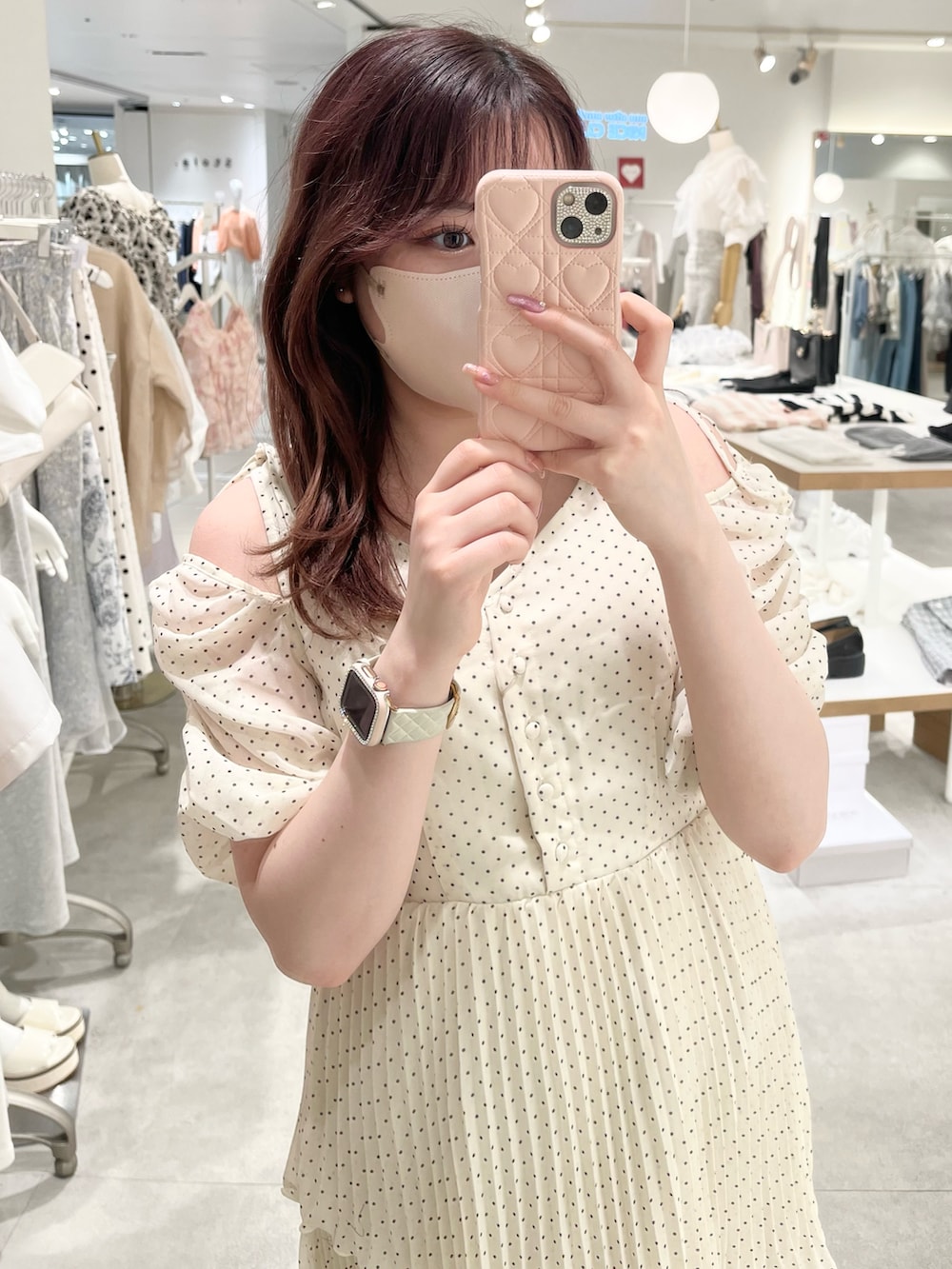 「春夏コーデ、ロングワンピース、ワンピース、春コーデ、ホワイトコーデ、ドット、ティアード、肩あき、サンダル、骨格ストレート、one after another NICE CLAUP、ナイスクラップ、標準身長、キレイめ、ガーリー」｜「one after another NICE CLAUPの肩のデザインが変えられる/プリーツティアードワンピース（ワンピース、その他）」を使った、たじさん（レディース・156cm）の春コーディネートの3枚目の写真