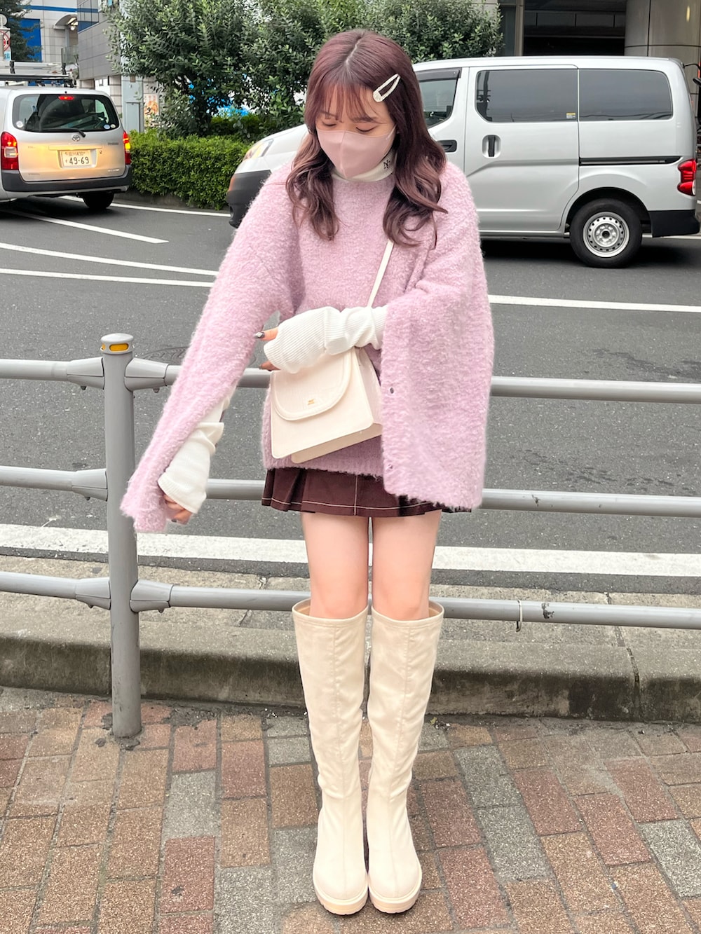「レイヤードスタイル、ニット、タートルネック、プリーツスカート、ミニスカート、ロングブーツ、骨格ストレート、ピンク、スウェード、one after another NICE CLAUP、ナイスクラップ、ガーリー、韓国ファッション、トレンド、秋冬コーデ」｜「one after another NICE CLAUPのトレンドの着こなし。マルチウェイブークレニット（ニット/セーター、ピンク系）」を使った、たじさん（レディース・156cm）の秋コーディネートの3枚目の写真