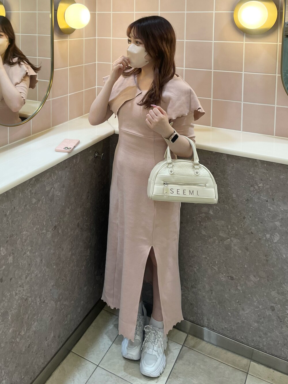 「きれいめカジュアル、オトナカワイイ、スリット、ワンピース、ワンピース×スニーカー、スニーカー、セーラーカラー、ピンク、キレイめ、ガーリー、one after another NICE CLAUP、ナイスクラップ、標準身長、骨格ストレート、オトナ女子」｜「Seemi. byNICECLAUPの【Seemi】セーラーカラーカットワンピース（ワンピース、ピンク系）」を使った、たじさん（レディース・156cm）の春コーディネートの3枚目の写真