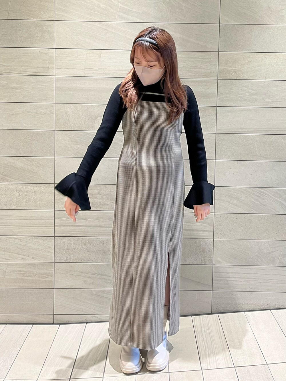 「キャミワンピ、スリット、ワンピース、チェック、スリットスカート、袖コンシャス、フレアスリーブ、タイトスカート、one after another NICE CLAUP、ナイスクラップ、ブラック、ハイネック、キレイめ、デートスタイル（WOMEN）、デート」｜「one after another NICE CLAUPの【新色追加】Iラインスリットキャミワンピース（ワンピース、ブラウン系）」を使った、たじさん（レディース・156cm）の秋コーディネートの2枚目の写真