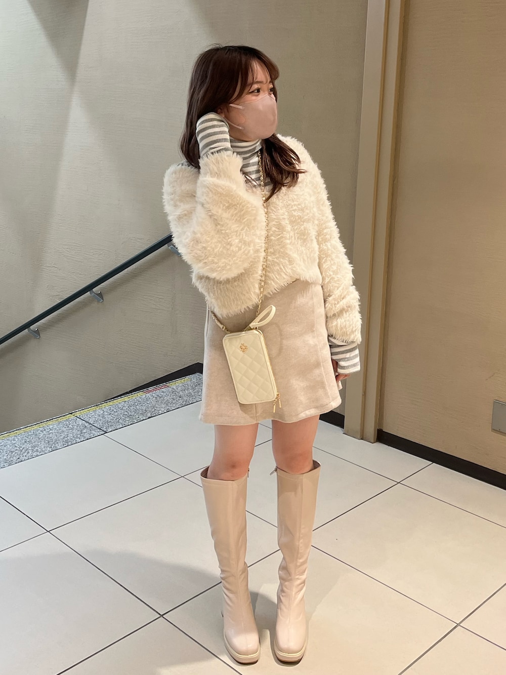 「one after another NICE CLAUP、ナイスクラップ、カーディガン、フェザー、白ニット、ミニスカート、ロングブーツ、ワントーンコーデ、タートルネック、ボーダー、ガーリー、標準身長、骨格ストレート、淡色コーデ、秋冬コーデ」|「one after another NICE CLAUPのあざと可愛い。ふわふわショートフェザーカーディガン(カーディガン/ボレロ、ホワイト系)」を使った、たじさん(レディース・156cm)の秋コーディネートの4枚目の写真