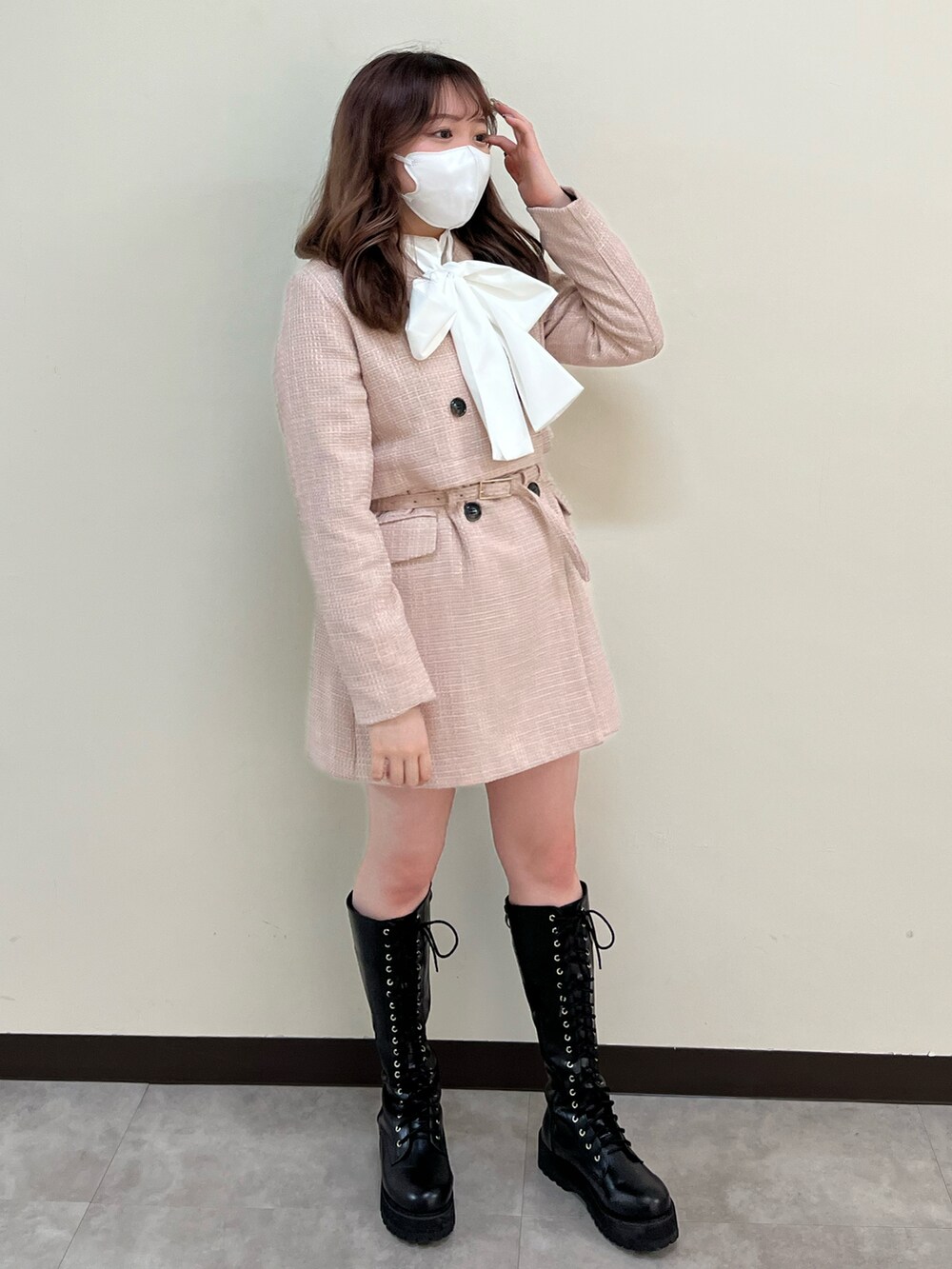 「one after another NICE CLAUP、ナイスクラップ、ガーリー、フレンチガーリー、セットアップ、ジャケットワンピ、ミニワンピ、ワンピース、ピンク、ボウタイブラウス、ツイード、骨格ストレート、標準身長、ブラウス、大人ガーリー」｜「one after another NICE CLAUPの3WAYワンピースジャケットコート　2023SS（テーラードジャケット、ピンク系）」を使った、たじさん（レディース・156cm）の冬コーディネートの3枚目の写真