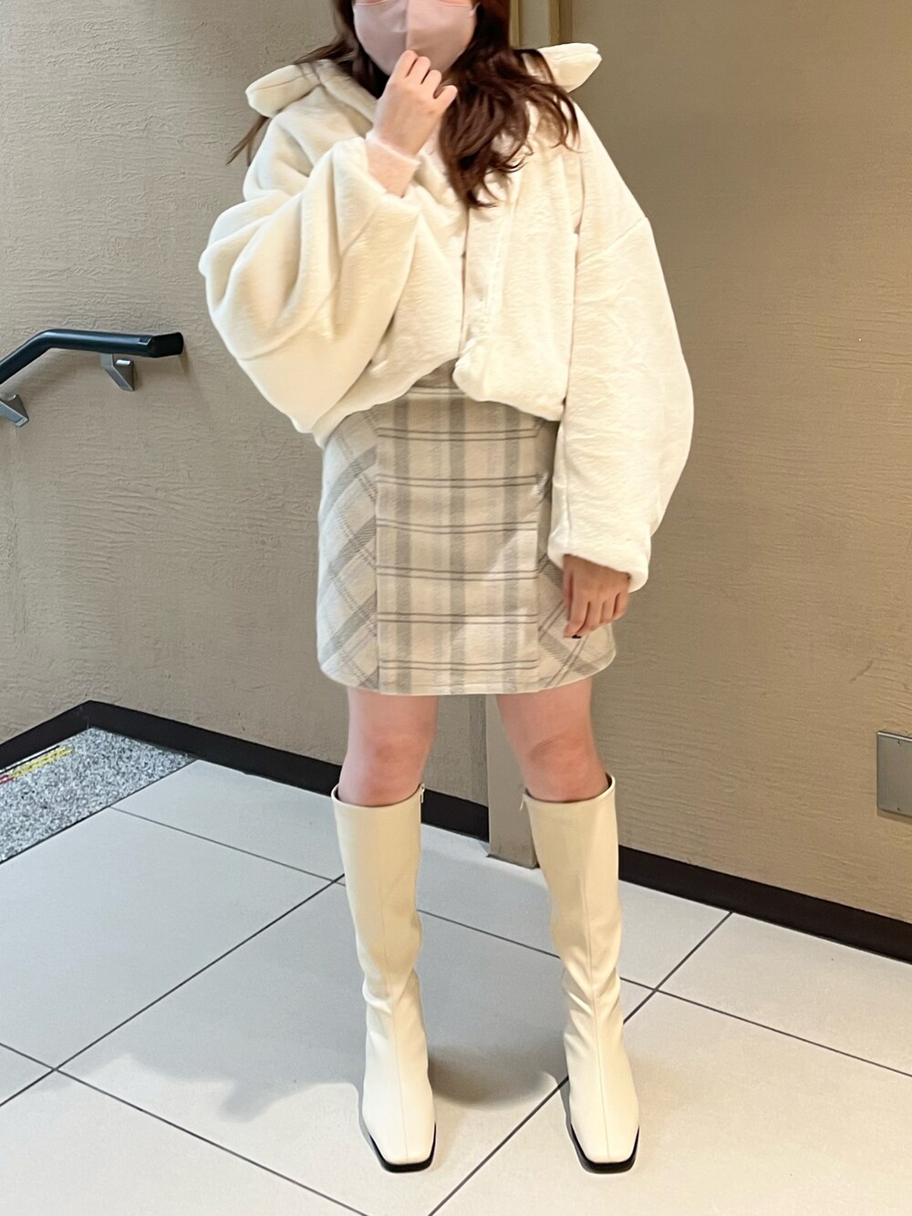 「秋コーデ、オトナカワイイ、ガーリー、キレイめ、ミニスカート、チェックスカート、フェザー、ニット、パステルカラー、ロングブーツ、骨格ストレート、one after another NICE CLAUP、ファー、ファーコート、ニットコーデ」｜「one after another NICE CLAUPのふわふわな肌触りで軽い着心地。ファーショートコート（その他アウター、ホワイト系）」を使った、たじさん（レディース・156cm）の秋コーディネートの3枚目の写真