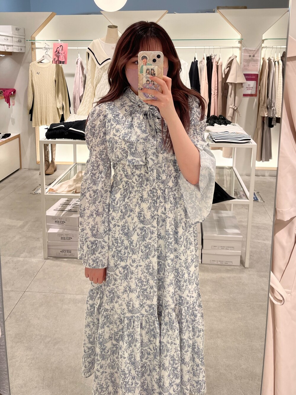 「ワンピース、キレイめ、トワルドジュイ、花柄ワンピース、デートスタイル（WOMEN）、one after another NICE CLAUP、ナイスクラップ、骨格ストレート、標準身長、ブルー、春カラー、春服、キレイめコーデ、ガーリー、スリット」｜「one after another NICE CLAUPの【ボウタイ取り外し可能】レディロングワンピース　2023SS（ワンピース、ホワイト系）」を使った、たじさん（レディース・156cm）の冬コーディネートの3枚目の写真