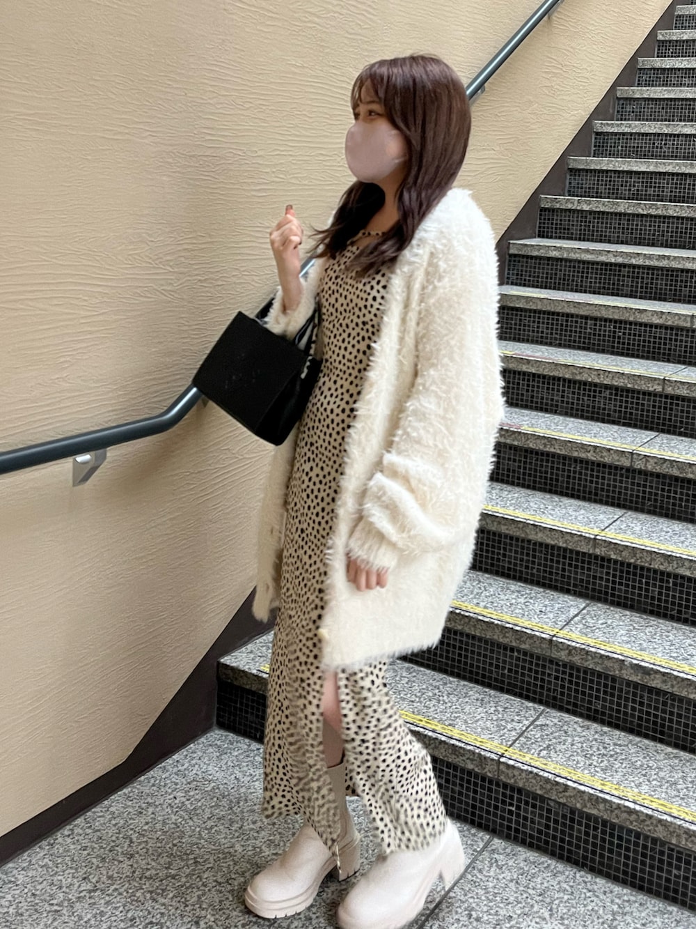 「秋服、オトナ女子、秋色コーデ、ワンピース、キャミワンピ、スリット、ダルメシアン柄、カーディガン、サイドゴアブーツ、フェザー、モノトーン、骨格ストレート、ナイスクラップ、one after another NICE CLAUP、nice claup」|「one after another NICE CLAUPのロゴモチーフエンボスミニバック(ショルダーバッグ、ブラック系)」を使った、たじさん(レディース・156cm)の秋コーディネートの4枚目の写真