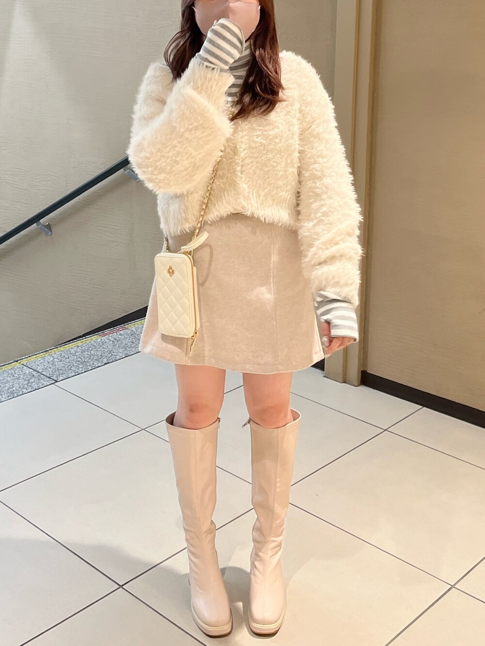 「one after another NICE CLAUP、ナイスクラップ、カーディガン、フェザー、白ニット、ミニスカート、ロングブーツ、ワントーンコーデ、タートルネック、ボーダー、ガーリー、標準身長、骨格ストレート、淡色コーデ、秋冬コーデ」|「one after another NICE CLAUPのあざと可愛い。ふわふわショートフェザーカーディガン(カーディガン/ボレロ、ホワイト系)」を使った、たじさん(レディース・156cm)の秋コーディネートの2枚目の写真