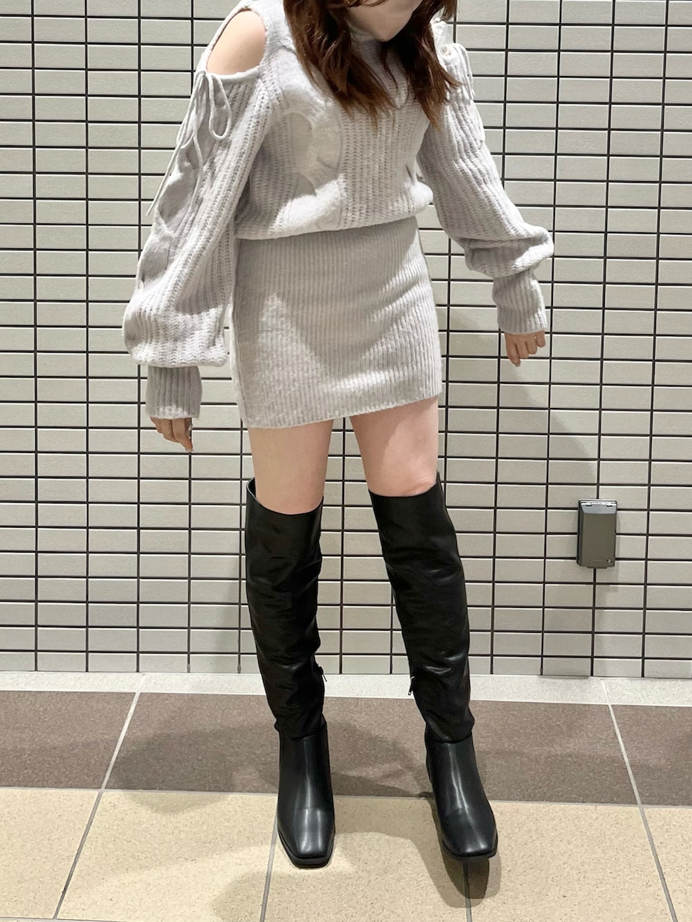 「one after another NICE CLAUP、ナイスクラップ、ニットワンピース、ミニワンピ、肩あき、ニーハイブーツ、ロングブーツ、ワンピース、タイトワンピース、ガーリーコーデ、骨格ストレート、標準身長、キレイめ、タートルネック、大人かわいい」｜「one after another NICE CLAUPの【低身長さんにもおすすめ】ニットミニワンピース（ワンピース、パープル系）」を使った、たじさん（レディース・156cm）の秋コーディネートの2枚目の写真