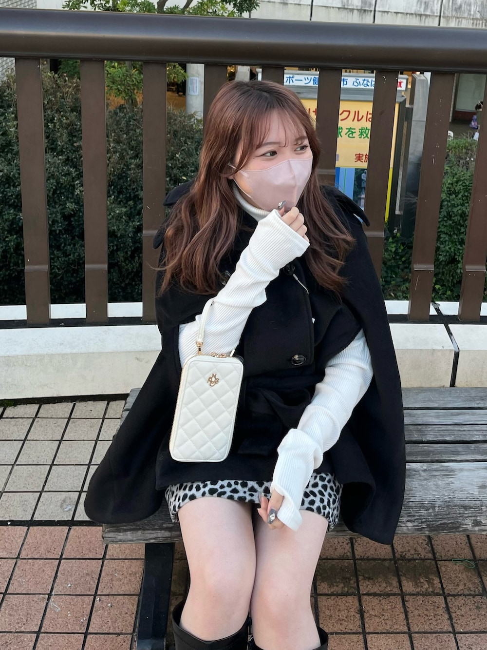 「モノトーン、ミニスカート、レオパード、ポンチョ、タートルネック、ロングブーツ、one after another NICE CLAUP、ナイスクラップ、ハイネック、コンバース、オトナカワイイ、ガーリー、骨格ストレート、標準身長、キレイめ」｜「one after another NICE CLAUPのトレンドのスタイリング。マルチWAYポンチョコート（ポンチョ、ブラック系）」を使った、たじさん（レディース・156cm）の秋コーディネートの4枚目の写真