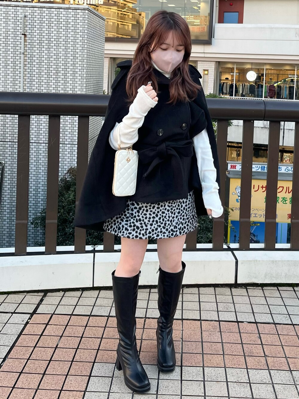 「モノトーン、ミニスカート、レオパード、ポンチョ、タートルネック、ロングブーツ、one after another NICE CLAUP、ナイスクラップ、ハイネック、コンバース、オトナカワイイ、ガーリー、骨格ストレート、標準身長、キレイめ」｜「one after another NICE CLAUPのトレンドのスタイリング。マルチWAYポンチョコート（ポンチョ、ブラック系）」を使った、たじさん（レディース・156cm）の秋コーディネートの2枚目の写真