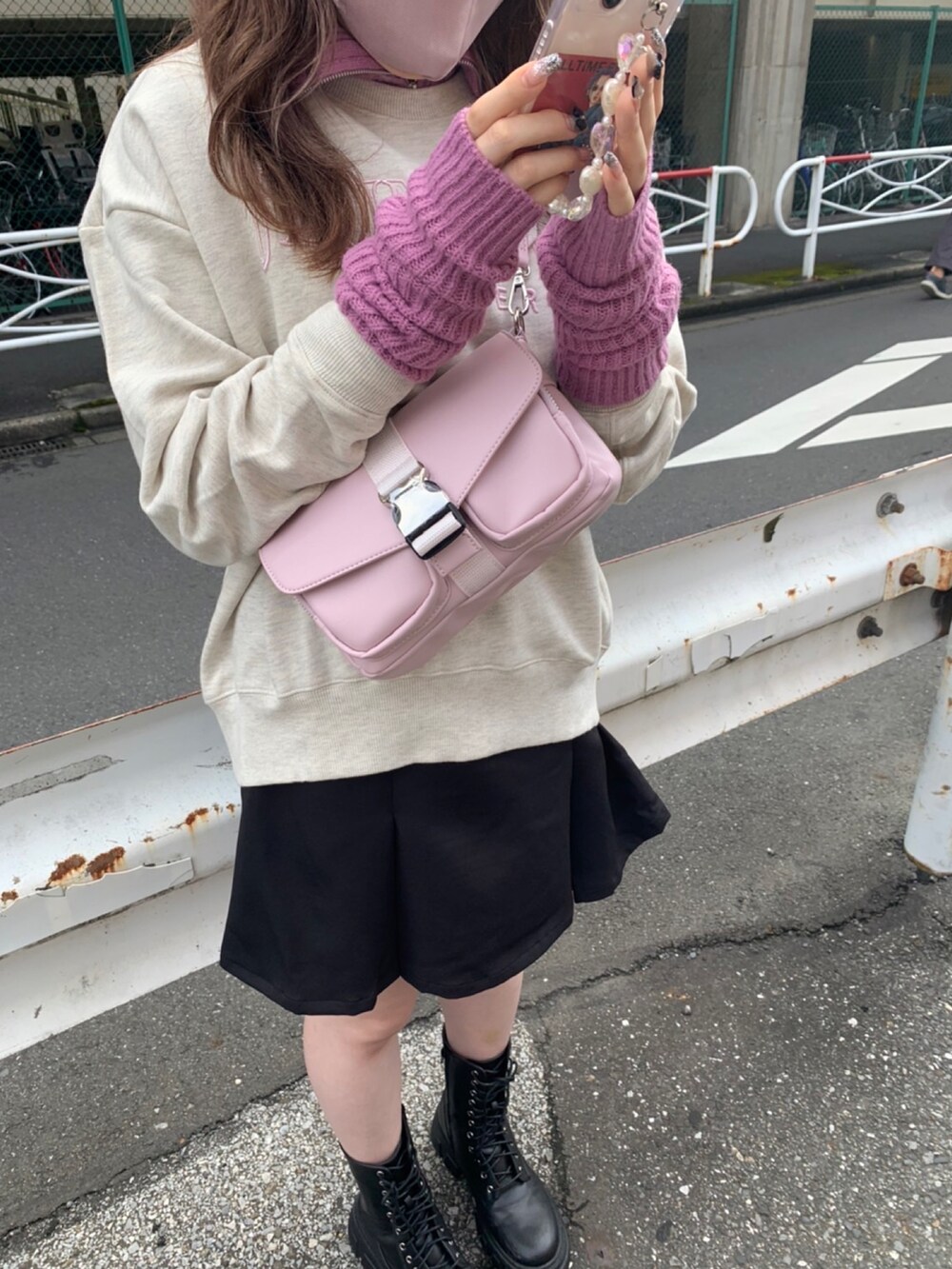 「秋服、トレンド、アームウォーマー、スウェット、ミニスカート、レースアップシューズ、ボディバッグ、ピンク、カジュアルガーリー、one after another NICE CLAUP、nice claup、ナイスクラップ、骨格ストレート、ブルベ夏、ブーツ」|「one after another NICE CLAUPのゆるシルエットがポイント。ロゴ刺繍スウェット(スウェット、ベージュ系)」を使った、たじさん(レディース・156cm)の秋コーディネートの4枚目の写真