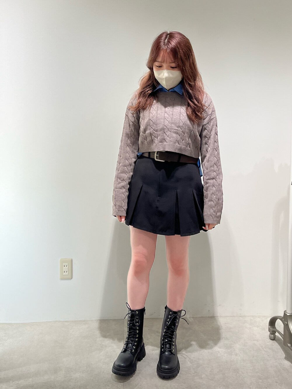 「秋服準備はじめました、シンプルコーデ、低身長女子、初秋コーデ、着回しコーデ、韓国ファッション、骨格ストレート、レイヤードスタイル、シャツスタイル、ニット、ブーツ、ナイスクラップ、one after another NICE CLAUP、nice claup、プリーツスカート」｜「one after another NICE CLAUPのショートケーブルニット×シャツセット（アンサンブル、グレー系）」を使った、たじさん（レディース・156cm）の秋コーディネートの2枚目の写真