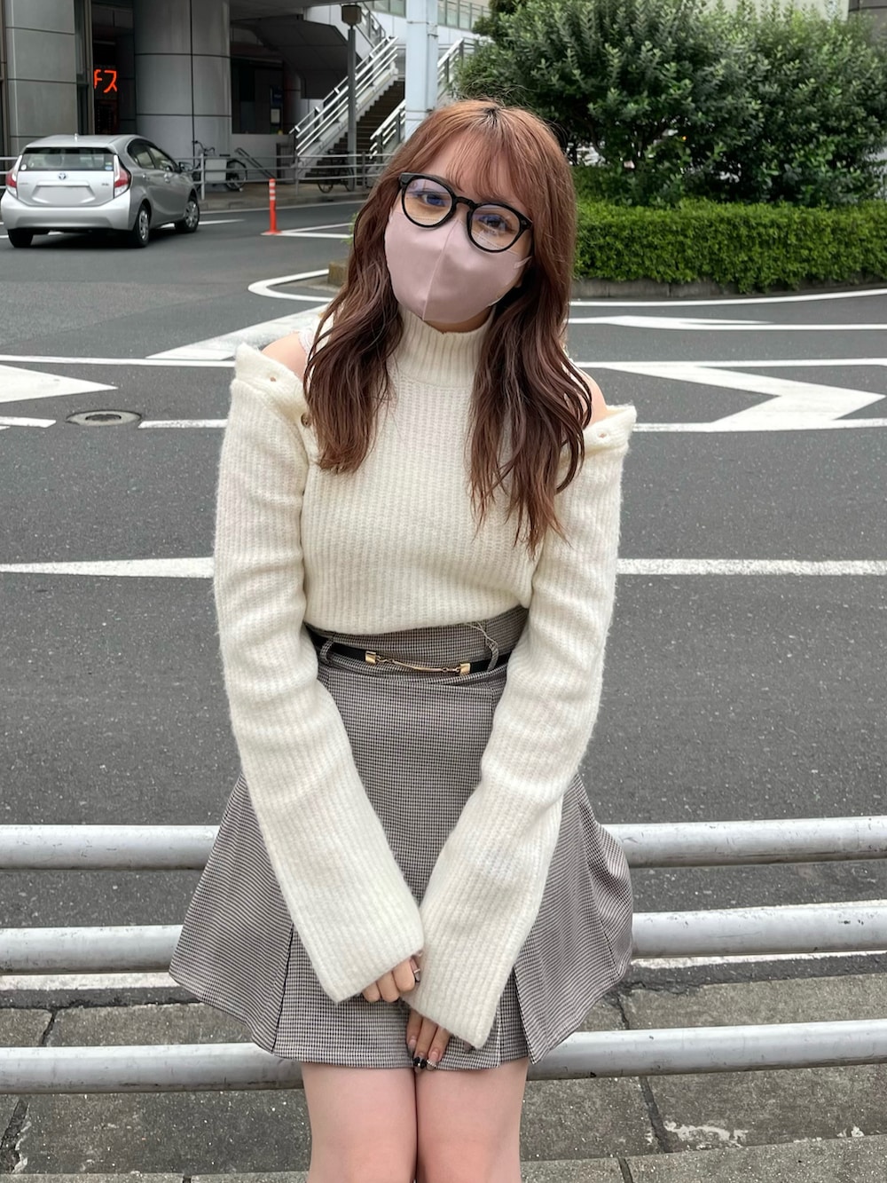 「秋服、休日コーデ、オトナ女子、大人かわいい、骨格ストレート、ガーリー、ロングブーツ、ブーツ、チェックスカート、白ニット、ミニスカート、めがね、ナイスクラップ、one after another NICE CLAUP、秋コーデ」｜「one after another NICE CLAUPのトレンドの肌見せができる。肩あきマルチWAYニット（ニット/セーター、ホワイト系）」を使った、たじさん（レディース・156cm）の秋コーディネートの4枚目の写真