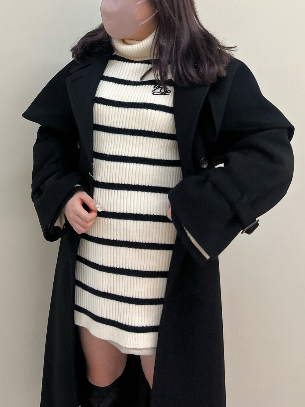 「ニットワンピース、タートルネック、ボーダー、ロングブーツ、ミニワンピ、モノトーン、ロングコート、ガーリー、大人ガーリー、one after another NICE CLAUP、ナイスクラップ、フレンチガーリー、骨格ストレート、標準身長、ボーダーニット」|「one after another NICE CLAUPのNC刺繍ハイネックニットミニワンピ(ニット/セーター、ベージュ系)」を使った、たじさん(レディース・156cm)の冬コーディネートの5枚目の写真