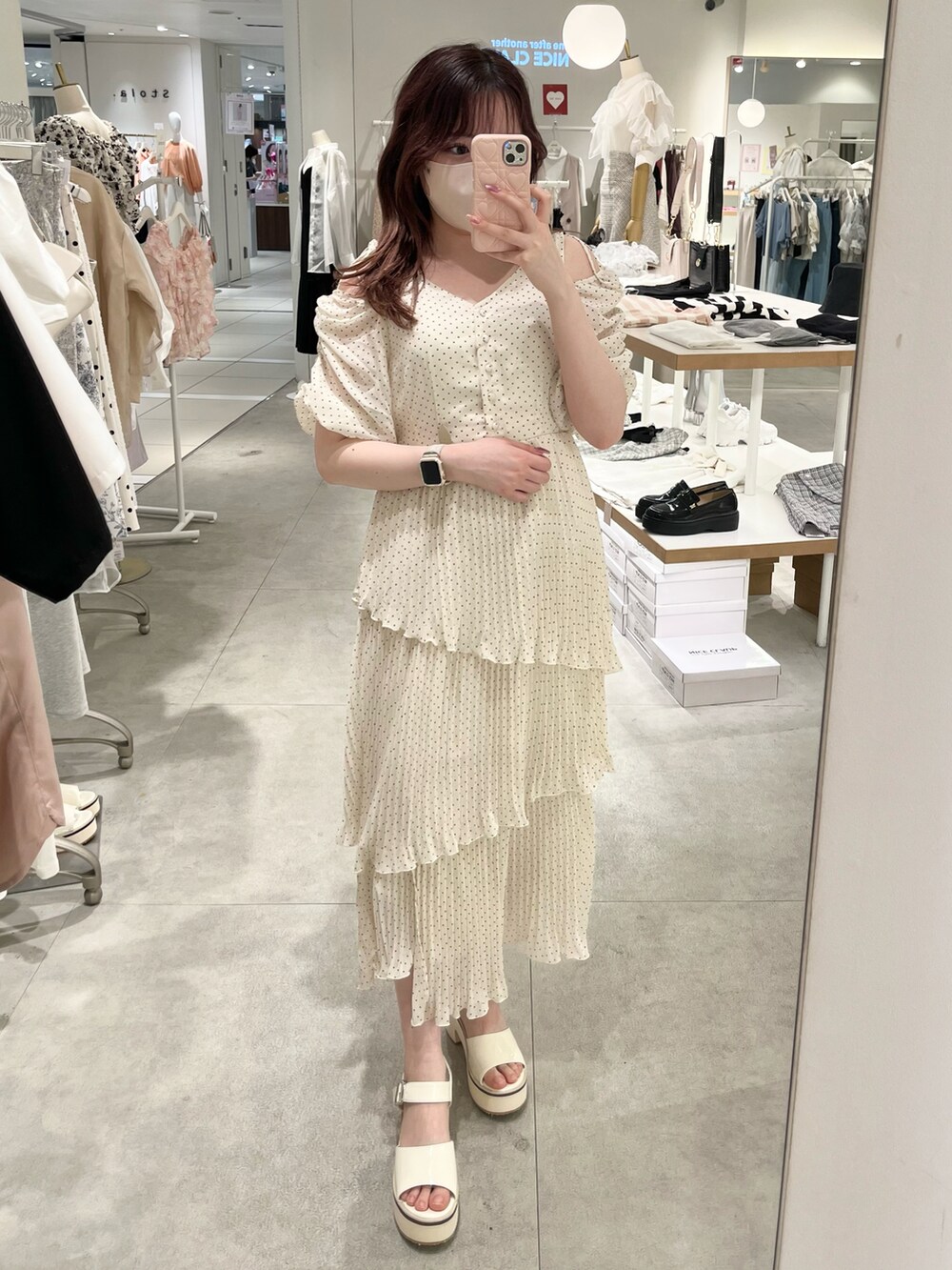 「春夏コーデ、ロングワンピース、ワンピース、春コーデ、ホワイトコーデ、ドット、ティアード、肩あき、サンダル、骨格ストレート、one after another NICE CLAUP、ナイスクラップ、標準身長、キレイめ、ガーリー」｜「one after another NICE CLAUPの肩のデザインが変えられる/プリーツティアードワンピース（ワンピース、その他）」を使った、たじさん（レディース・156cm）の春コーディネートの2枚目の写真