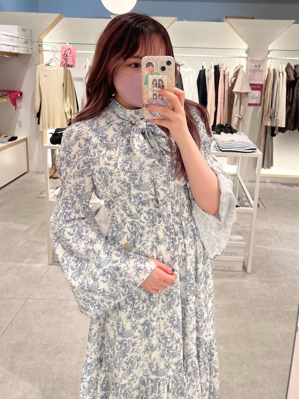 「ワンピース、キレイめ、トワルドジュイ、花柄ワンピース、デートスタイル（WOMEN）、one after another NICE CLAUP、ナイスクラップ、骨格ストレート、標準身長、ブルー、春カラー、春服、キレイめコーデ、ガーリー、スリット」｜「one after another NICE CLAUPの【ボウタイ取り外し可能】レディロングワンピース　2023SS（ワンピース、ホワイト系）」を使った、たじさん（レディース・156cm）の冬コーディネートの2枚目の写真