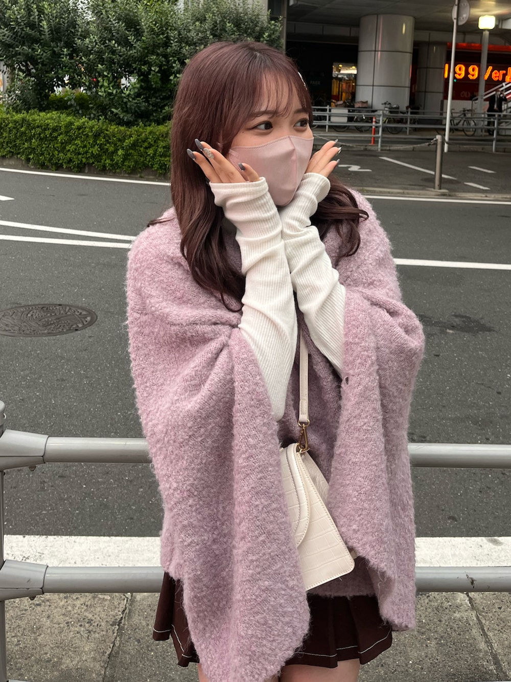 「レイヤードスタイル、ニット、タートルネック、プリーツスカート、ミニスカート、ロングブーツ、骨格ストレート、ピンク、スウェード、one after another NICE CLAUP、ナイスクラップ、ガーリー、韓国ファッション、トレンド、秋冬コーデ」｜「one after another NICE CLAUPのトレンドの着こなし。マルチウェイブークレニット（ニット/セーター、ピンク系）」を使った、たじさん（レディース・156cm）の秋コーディネートの4枚目の写真