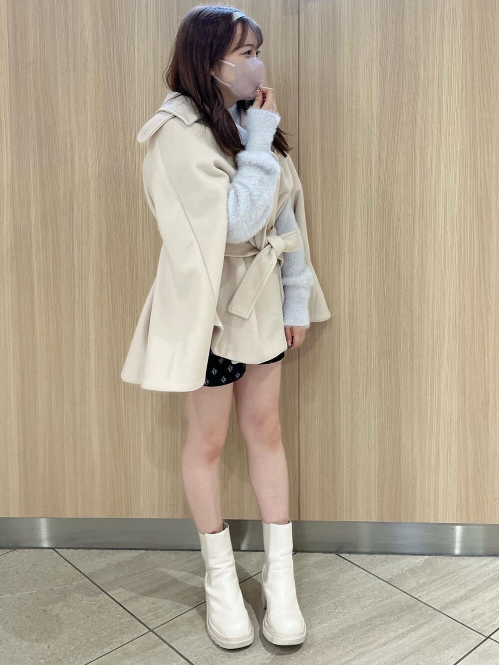 「秋服、秋服コーデ、ブーツ、サイドゴアブーツ、シャギーニット、ショートパンツ、ポンチョ、ニット、one after another NICE CLAUP、ナイスクラップ、nice claup、骨格ストレート、ガーリー、ワントーンコーデ、キレイめ」｜「one after another NICE CLAUPのトレンドのブローチセット。ふわふわフェザーニット（ニット/セーター、ブルー系）」を使った、たじさん（レディース・156cm）の秋コーディネートの5枚目の写真
