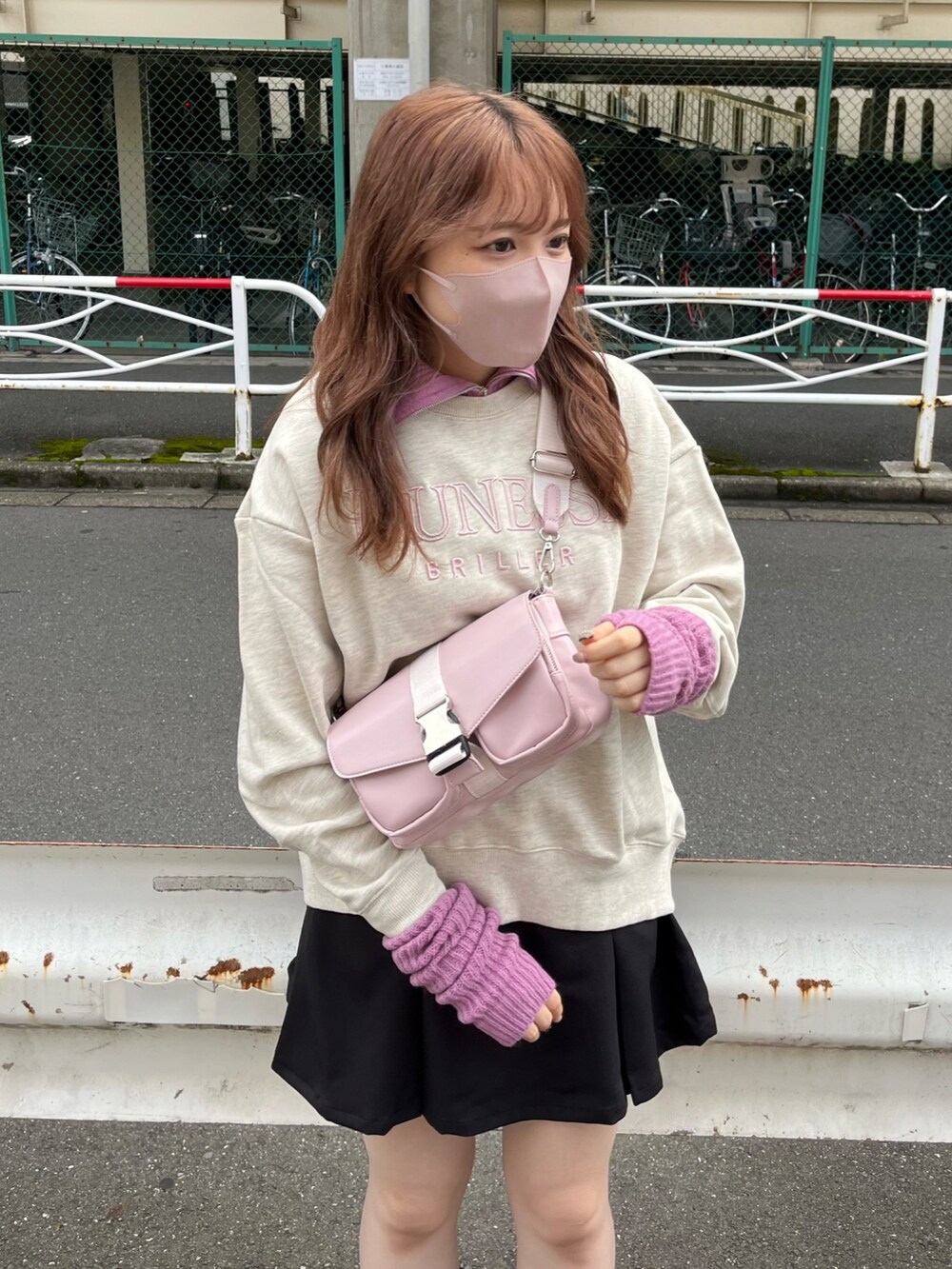 「秋服、トレンド、アームウォーマー、スウェット、ミニスカート、レースアップシューズ、ボディバッグ、ピンク、カジュアルガーリー、one after another NICE CLAUP、nice claup、ナイスクラップ、骨格ストレート、ブルベ夏、ブーツ」|「one after another NICE CLAUPのゆるシルエットがポイント。ロゴ刺繍スウェット(スウェット、ベージュ系)」を使った、たじさん(レディース・156cm)の秋コーディネートの2枚目の写真