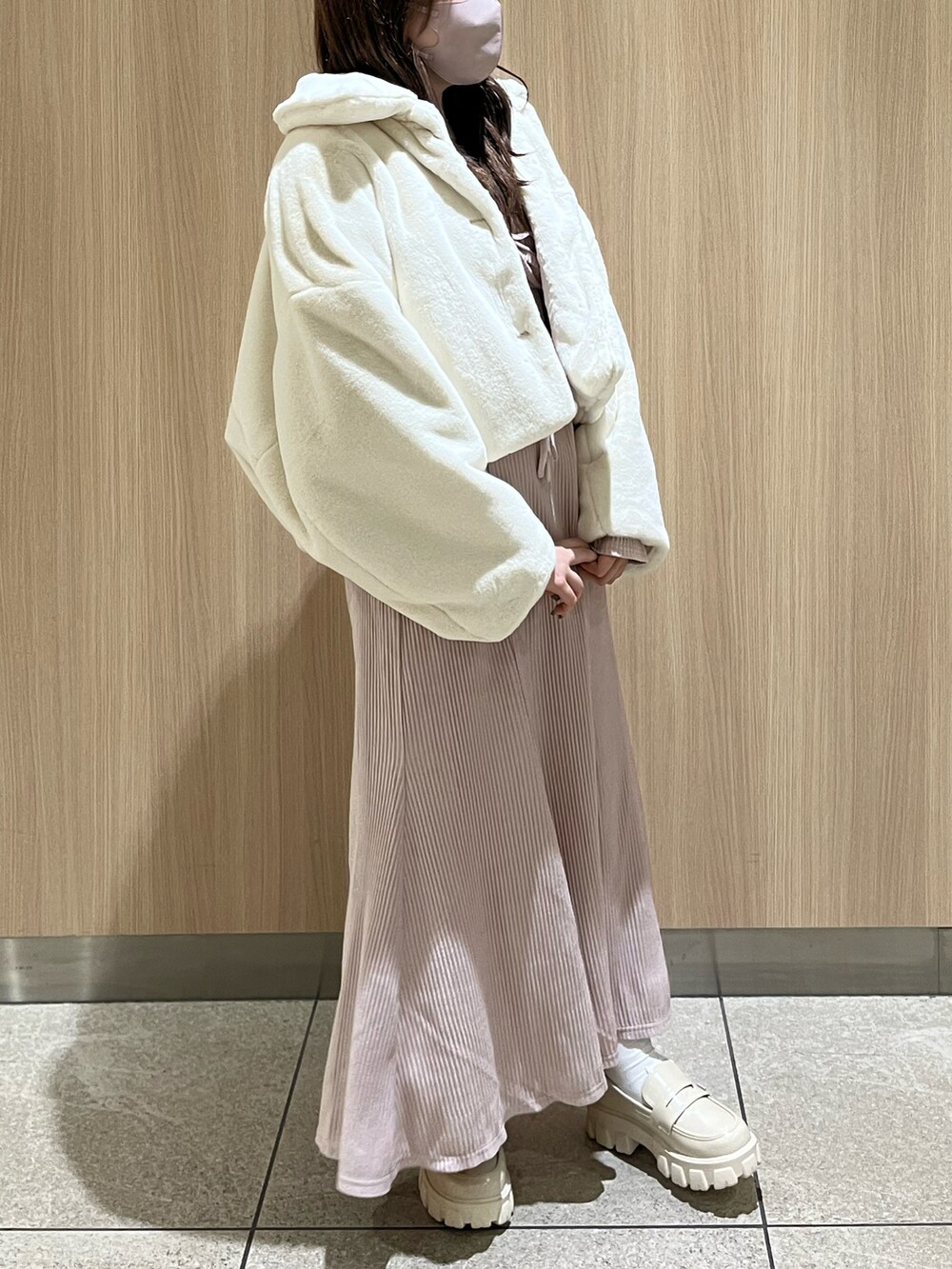 「秋服、秋服コーデ、カラーコーデ、ピンク、ワンピース、ロングワンピース、キャミワンピ、キレイめ、ベロア、ファーコート、nice claup、one after another NICE CLAUP、ナイスクラップ、ガーリー、骨格ストレート」｜「one after another NICE CLAUPの1着で着回し広がる。マルチWAYセットワンピース（ワンピース、ピンク系）」を使った、たじさん（レディース・156cm）の秋コーディネートの4枚目の写真