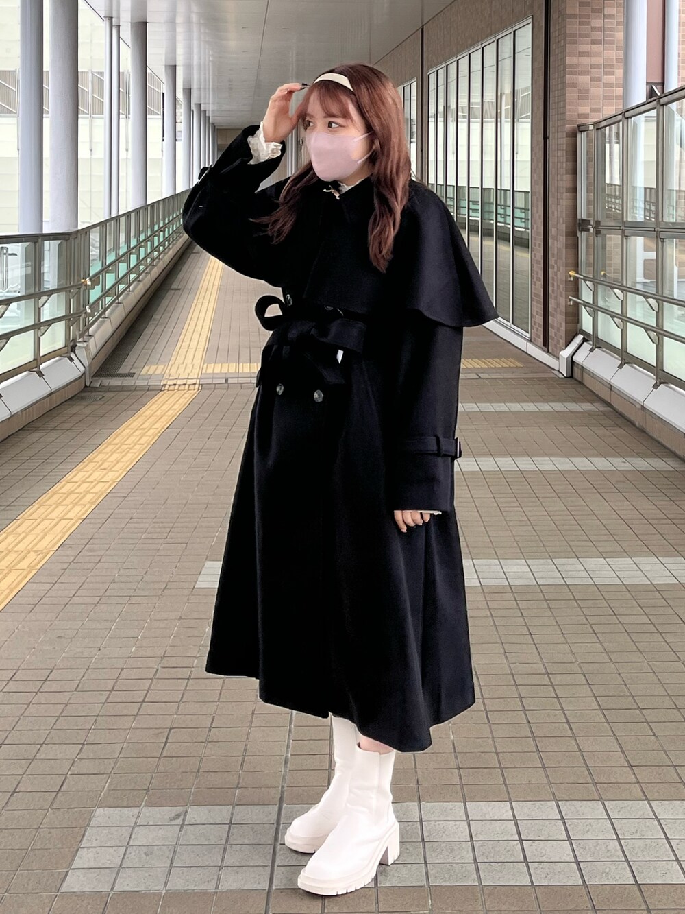 「秋コーデ、コート、ケープ、アウター、秋冬コーデ、モノトーン、ロングコート、オトナカワイイ、大人かわいい、モノトーンコーデ、キレイめコーデ、nice claup、one after another NICE CLAUP、ナイスクラップ、標準身長」｜「one after another NICE CLAUPの大人可愛い。ケープ付きロングステンカラーコート（ステンカラーコート、ブラック系）」を使った、たじさん（レディース・156cm）の秋コーディネートの3枚目の写真