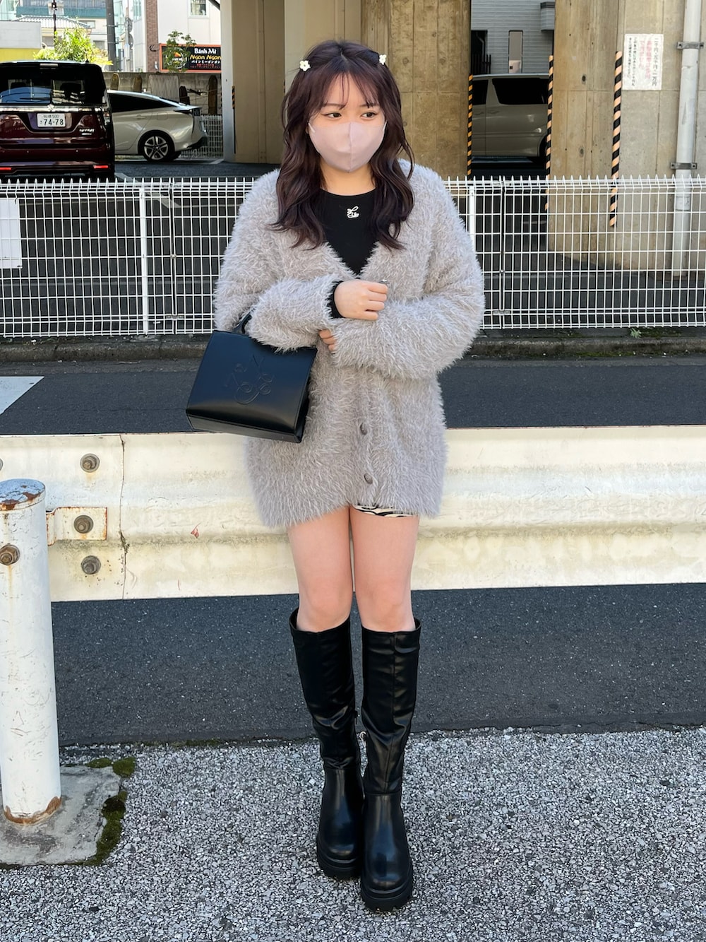 「秋コーデ、オトナ女子、ゆるコーデ、カーディガン、ニットカーディガン、フェザー、モノトーン、ショートパンツ、ロングブーツ、ゼブラ柄、ガーリー、one after another NICE CLAUP、ナイスクラップ、グレー、ロングカーディガン」｜「one after another NICE CLAUPのシンプルにもフェミニンにもあざと可愛い。ロングフェザーカーディガン（カーディガン/ボレロ、グレー系）」を使った、たじさん（レディース・156cm）の秋コーディネートの5枚目の写真