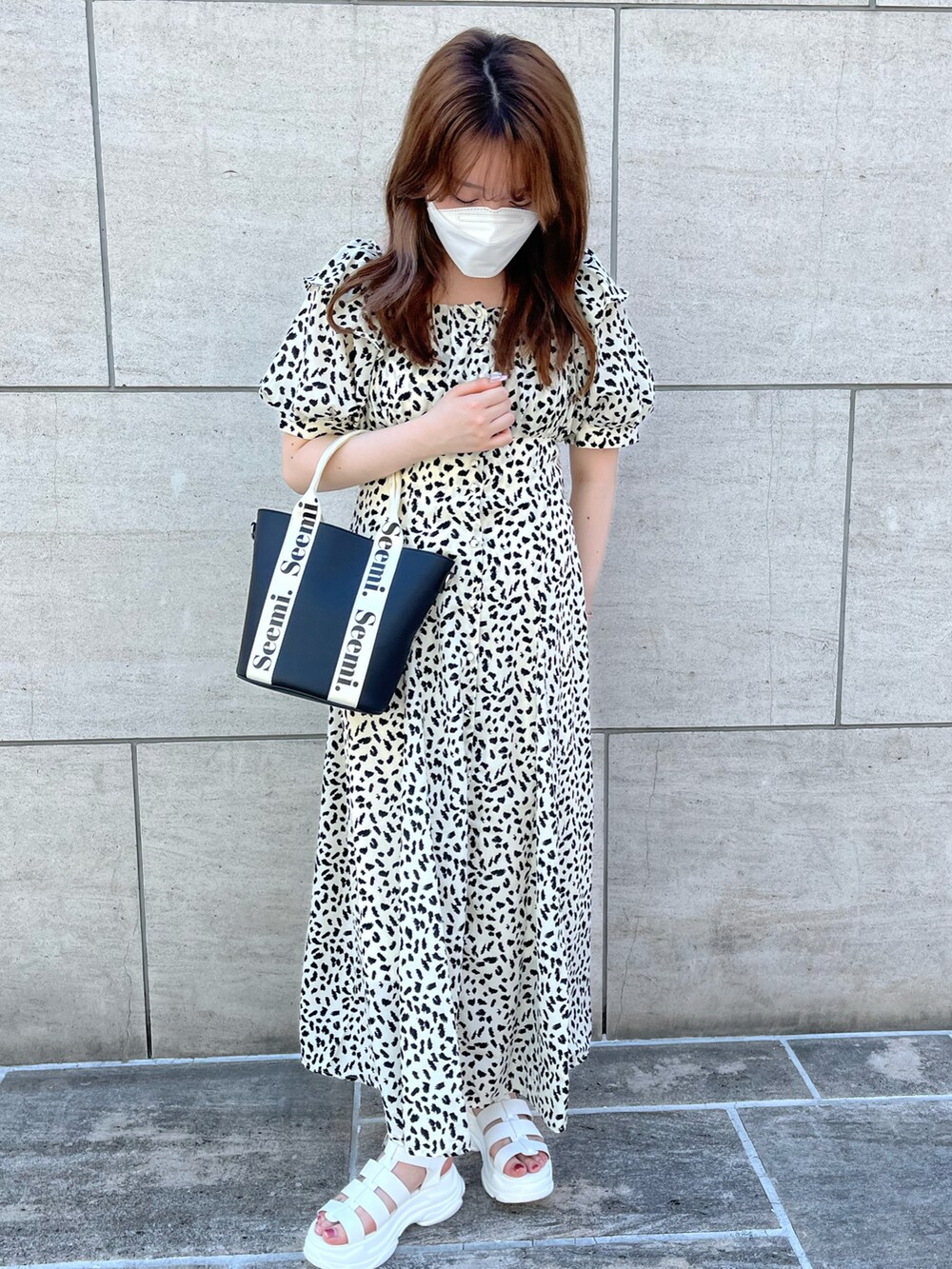 ホワイト系のワンピース、ホワイト系のサンダルを着用したレディースの夏コーディネートの2枚目の写真