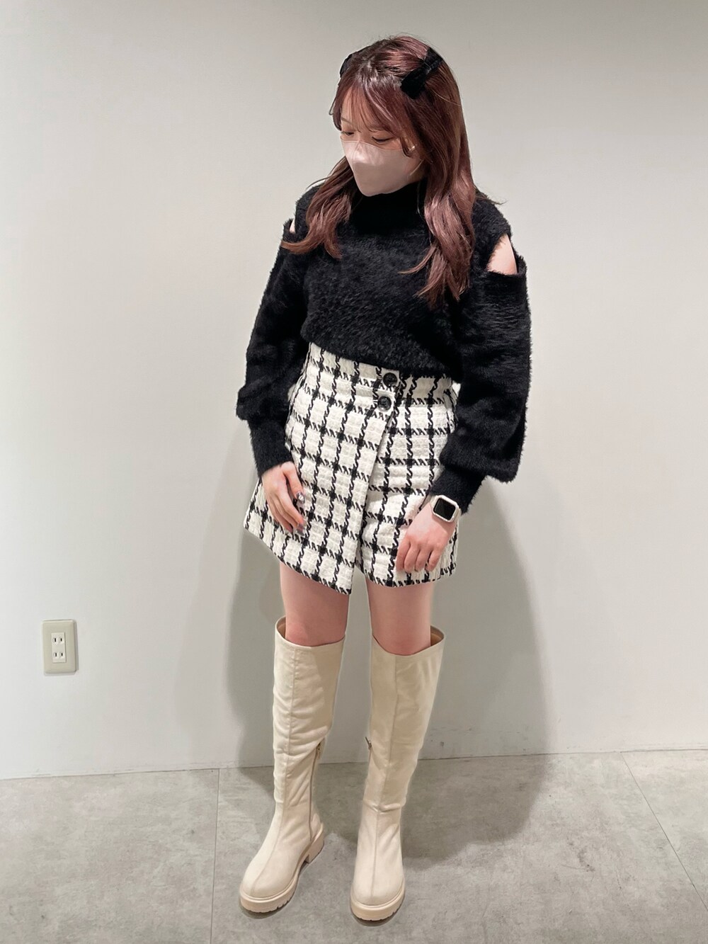 「大人ガーリー、モノトーン、ガーリー、ロングブーツ、ショートパンツ、肩あき、フェザー、キレイめ、one after another NICE CLAUP、ナイスクラップ、ツイード、骨格ストレート、ニットコーデ、ブラックコーデ、標準身長」｜「one after another NICE CLAUPの肩あきマルチウェイフェザーニット（ニット/セーター、ブラック系）」を使った、たじさん（レディース・156cm）の秋コーディネートの2枚目の写真