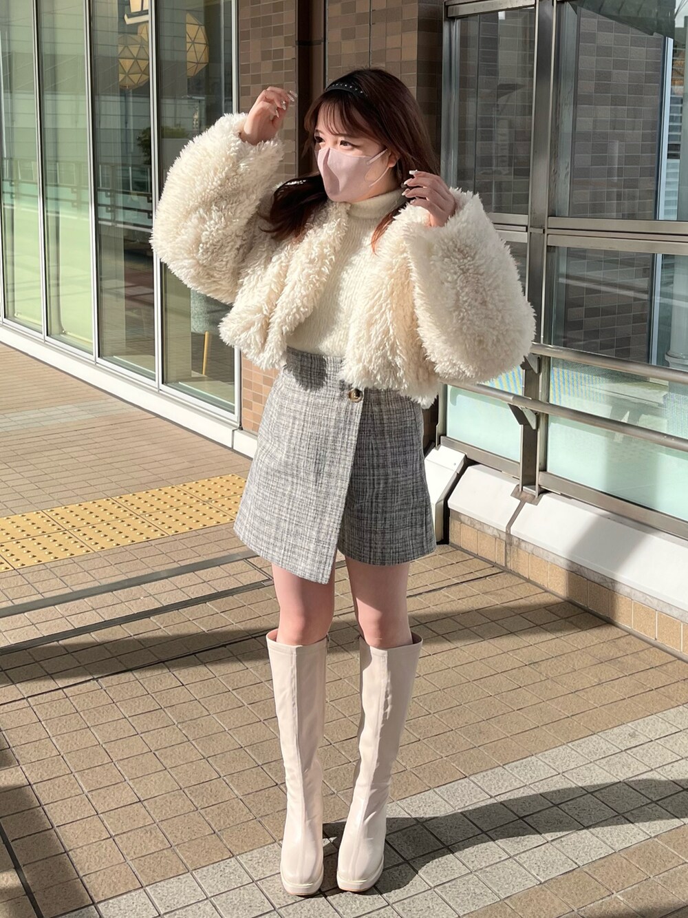 「one after another NICE CLAUP、ナイスクラップ、ロングブーツ、ミニスカート、ツイード、ファーコート、白ニット、キレイめ、ガーリー、ホワイトコーデ、ワントーンコーデ、骨格ストレート、標準身長、ファー、ショートパンツ」｜「one after another NICE CLAUPの肩あきマルチウェイフェザーニット（ニット/セーター、ホワイト系）」を使った、たじさん（レディース・156cm）の秋コーディネートの2枚目の写真