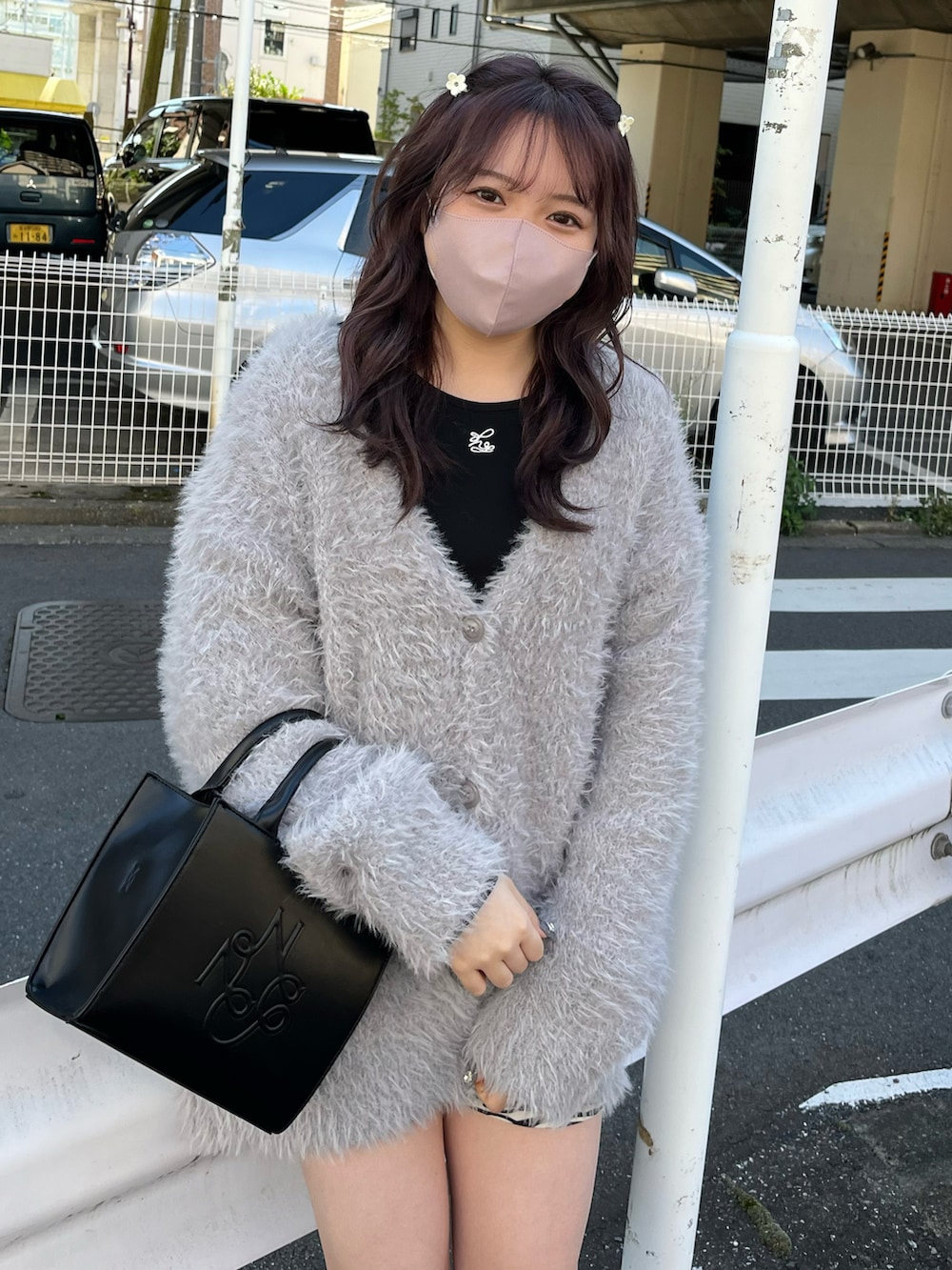 「秋コーデ、オトナ女子、ゆるコーデ、カーディガン、ニットカーディガン、フェザー、モノトーン、ショートパンツ、ロングブーツ、ゼブラ柄、ガーリー、one after another NICE CLAUP、ナイスクラップ、グレー、ロングカーディガン」｜「one after another NICE CLAUPのシンプルにもフェミニンにもあざと可愛い。ロングフェザーカーディガン（カーディガン/ボレロ、グレー系）」を使った、たじさん（レディース・156cm）の秋コーディネートの2枚目の写真