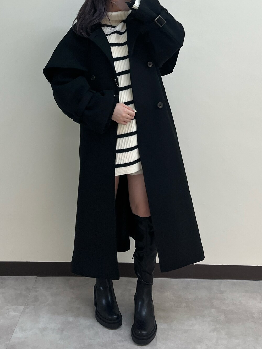 「ニットワンピース、タートルネック、ボーダー、ロングブーツ、ミニワンピ、モノトーン、ロングコート、ガーリー、大人ガーリー、one after another NICE CLAUP、ナイスクラップ、フレンチガーリー、骨格ストレート、標準身長、ボーダーニット」|「one after another NICE CLAUPのNC刺繍ハイネックニットミニワンピ(ニット/セーター、ベージュ系)」を使った、たじさん(レディース・156cm)の冬コーディネートの3枚目の写真