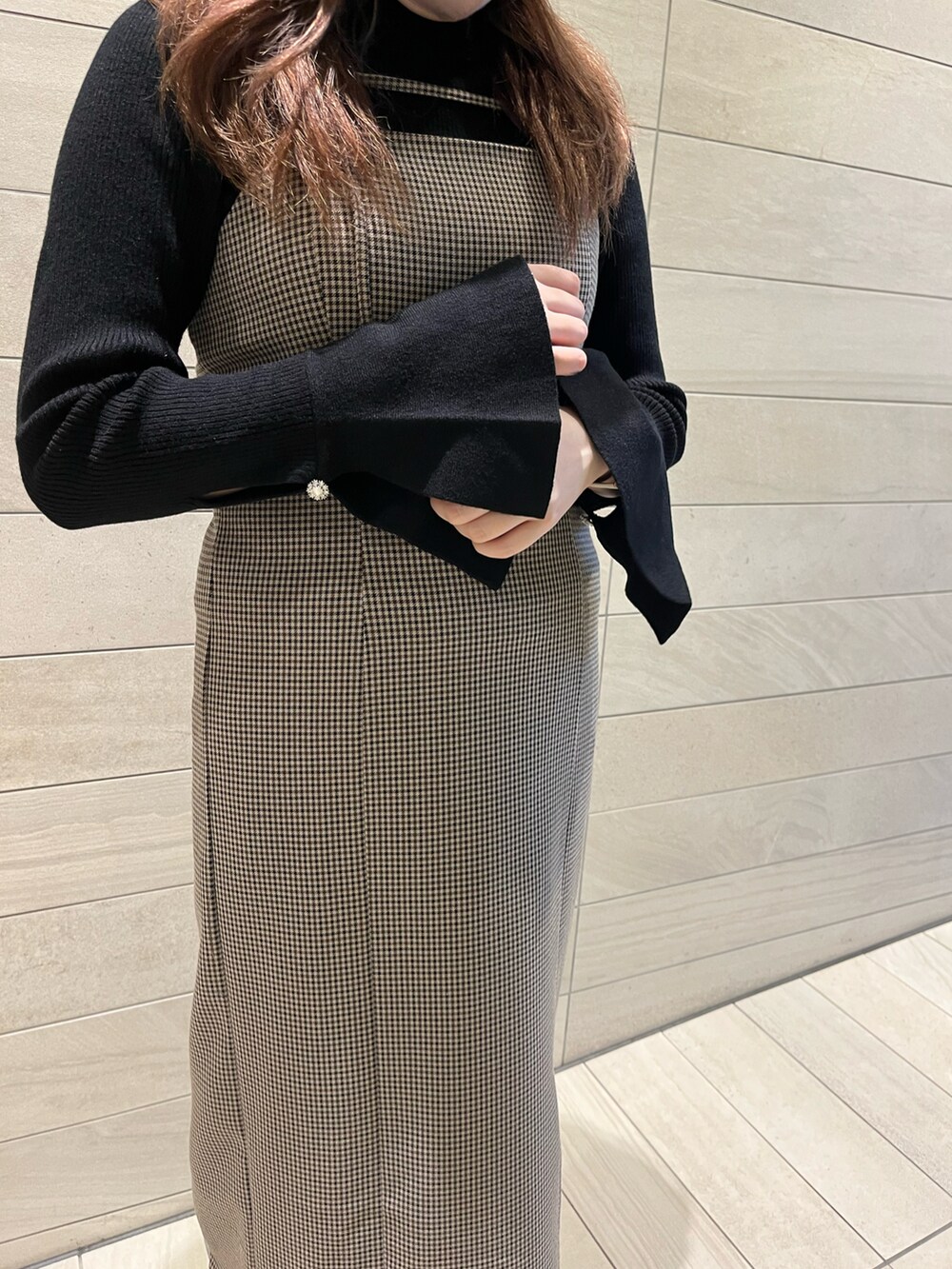「キャミワンピ、スリット、ワンピース、チェック、スリットスカート、袖コンシャス、フレアスリーブ、タイトスカート、one after another NICE CLAUP、ナイスクラップ、ブラック、ハイネック、キレイめ、デートスタイル（WOMEN）、デート」｜「one after another NICE CLAUPの【新色追加】Iラインスリットキャミワンピース（ワンピース、ブラウン系）」を使った、たじさん（レディース・156cm）の秋コーディネートの5枚目の写真