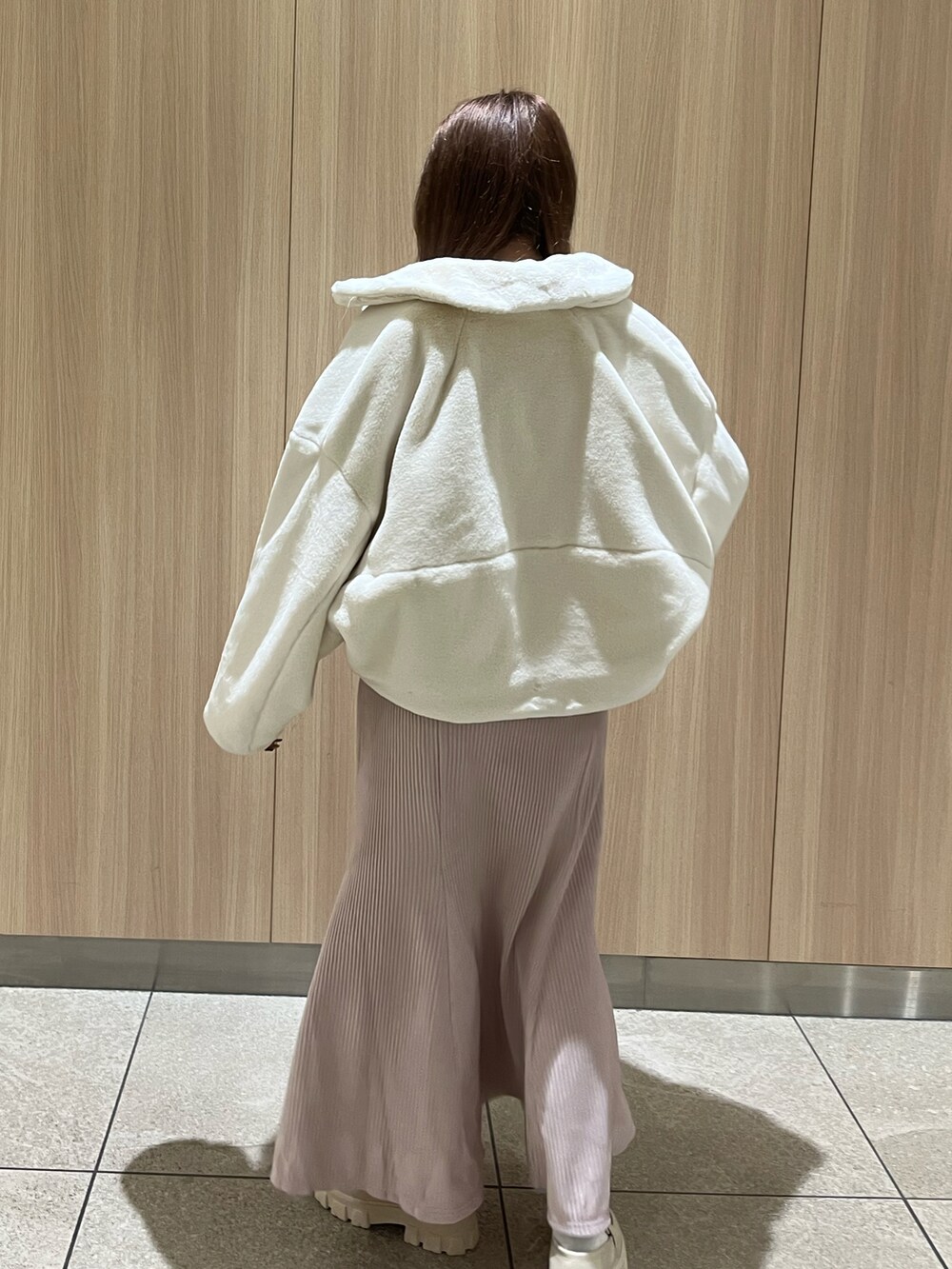 「秋服、秋服コーデ、カラーコーデ、ピンク、ワンピース、ロングワンピース、キャミワンピ、キレイめ、ベロア、ファーコート、nice claup、one after another NICE CLAUP、ナイスクラップ、ガーリー、骨格ストレート」｜「one after another NICE CLAUPの1着で着回し広がる。マルチWAYセットワンピース（ワンピース、ピンク系）」を使った、たじさん（レディース・156cm）の秋コーディネートの5枚目の写真